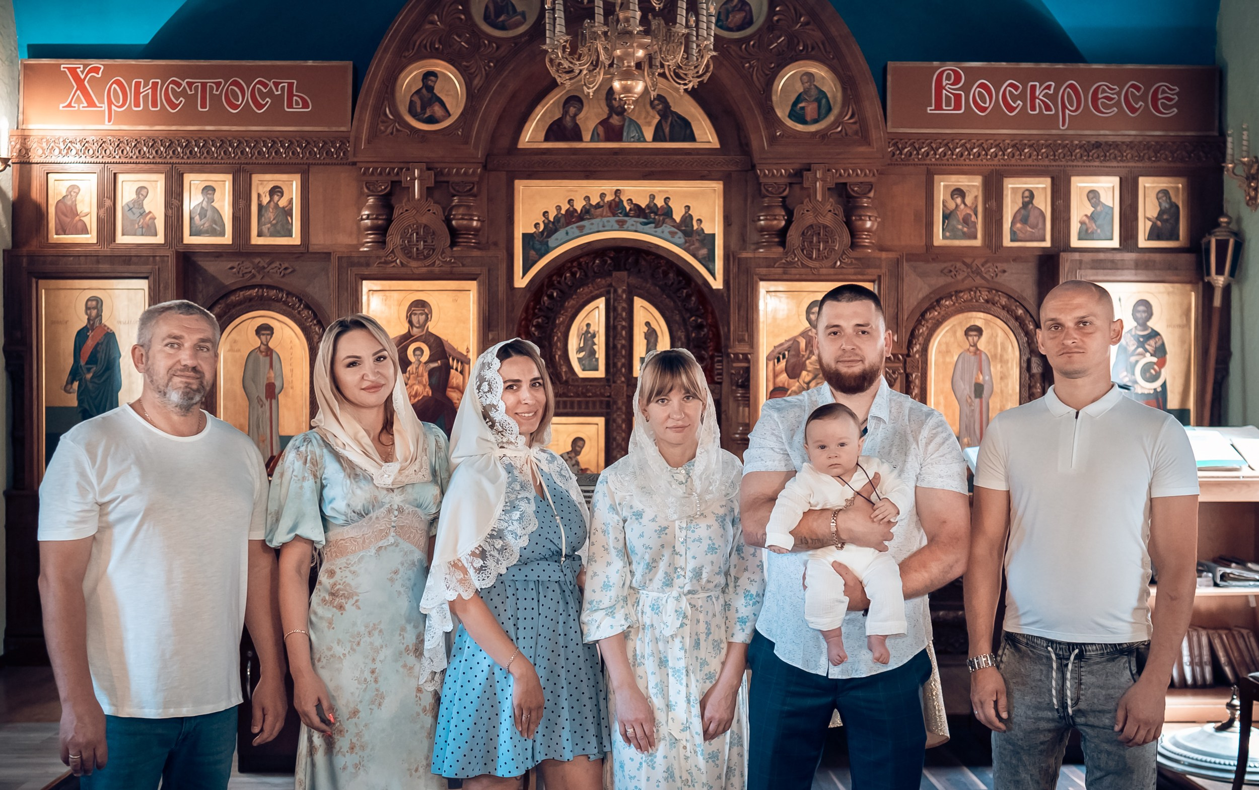 Крещение в храме святого Феодора Ушакова Севастополь. Фотограф церковных Таинств Луганск