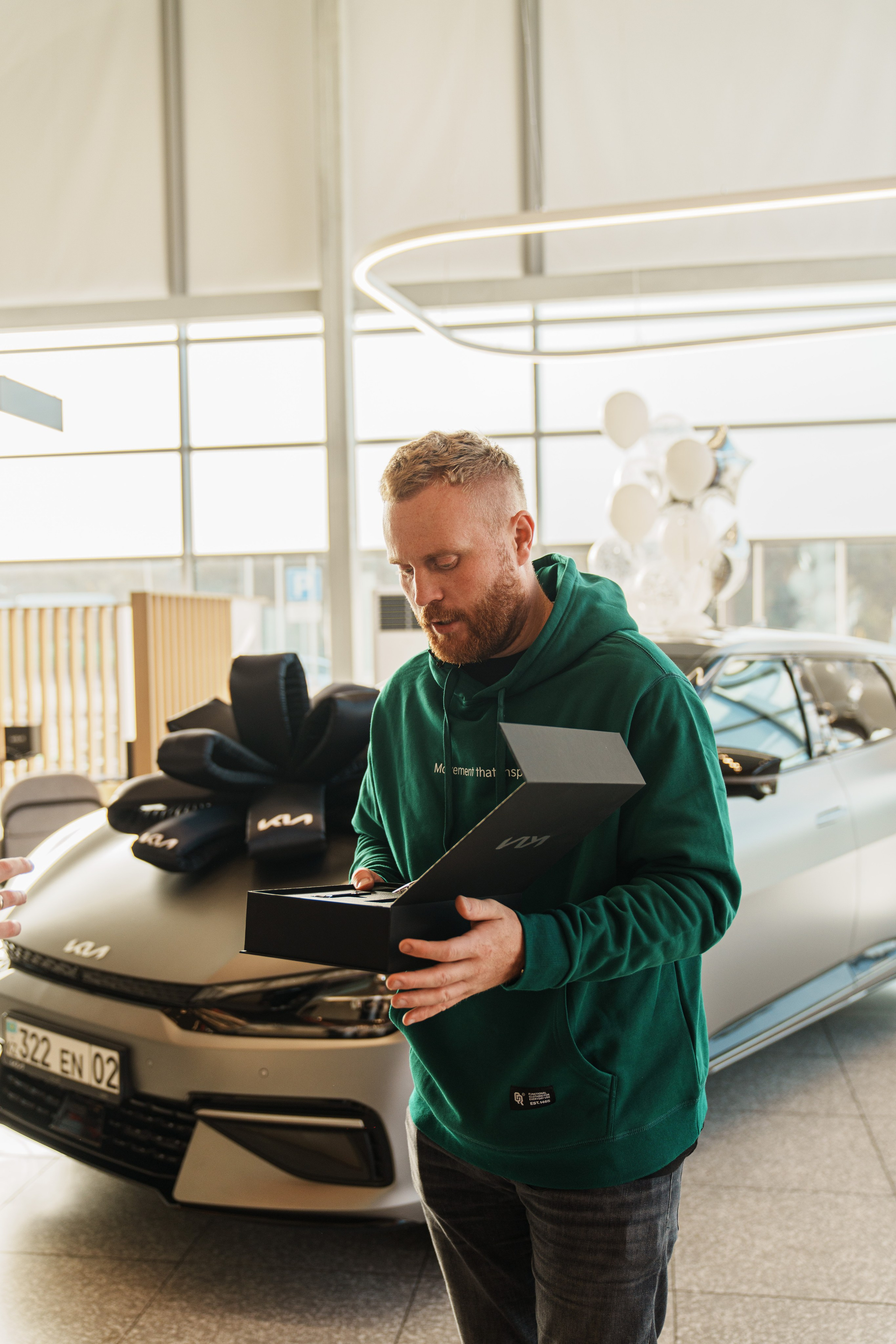 Kia EV6 Вручение Евгений Чебаткову. Фотограф TAULAN_1