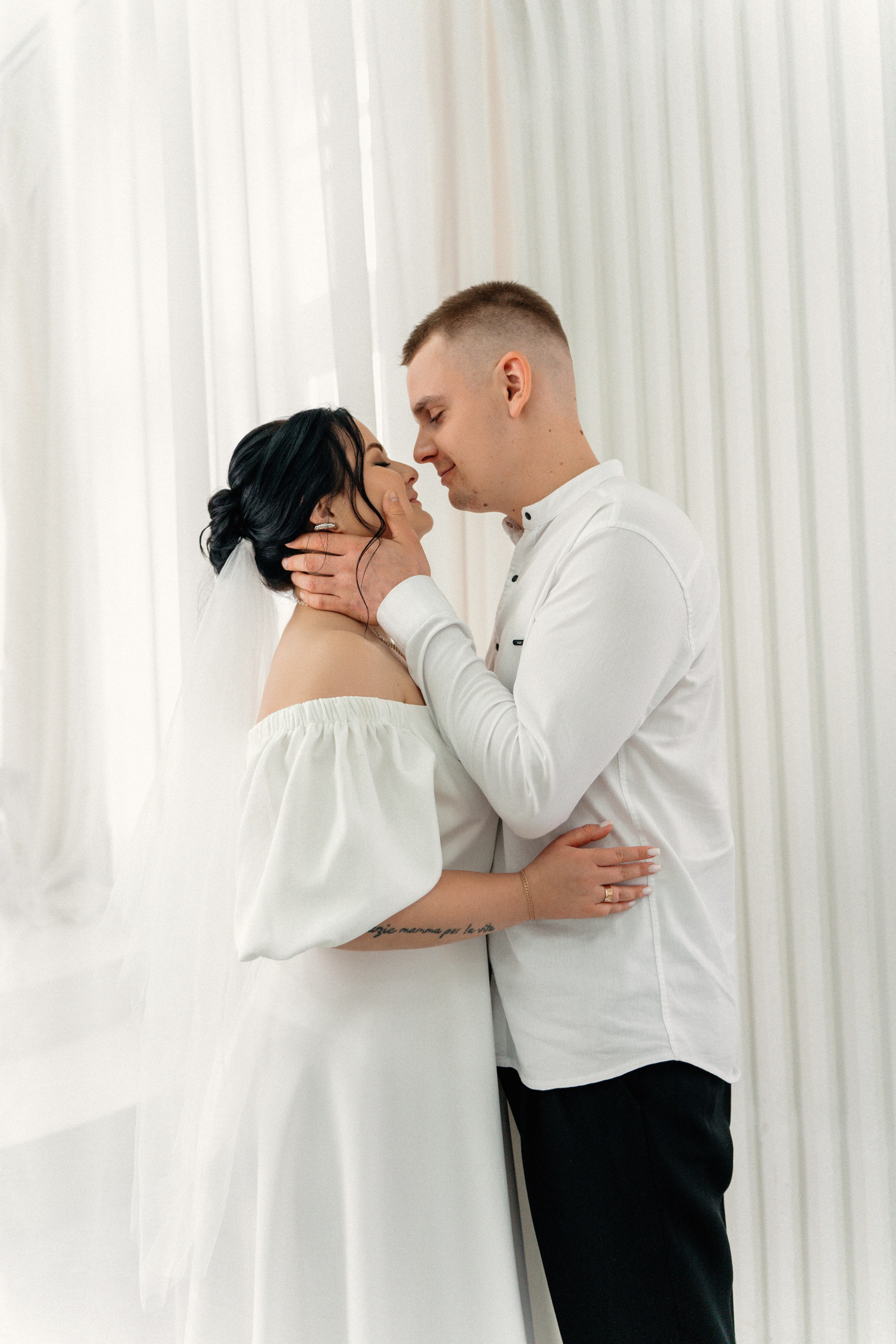 Студийная свадебная история любви. Ваш семейный фотограф в Минске — Вика Трегубова