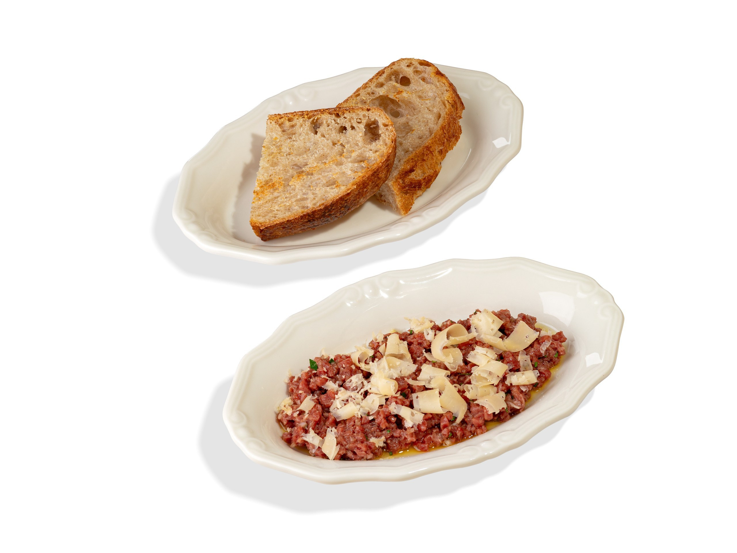 ТАРТАР ГОВЯДИНА — 990₽. Мелкорубленная вырезка из говядины с миксом пикантного соуса табаско, соусом ворчестер, оливкового масла, петрушки и лука шалот. Украшается хлопьями сыра пармезан и черным перцем. Подается с хлебом тартин. 