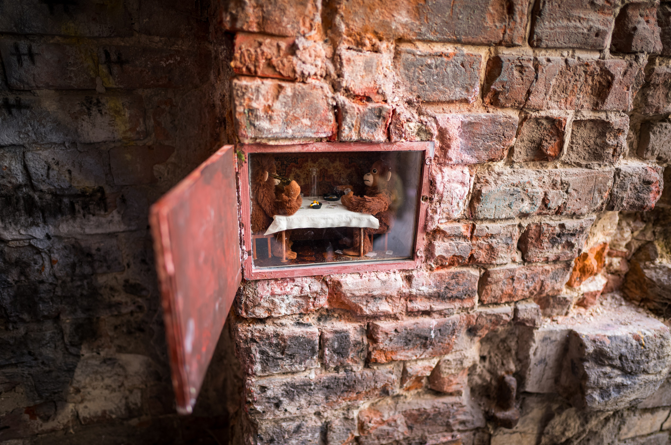 Секретная арт-инсталляция с двумя обезьянами, выполненная и скрытая в кирпичной кладке стены в одном из дворов Нижнего Новгорода