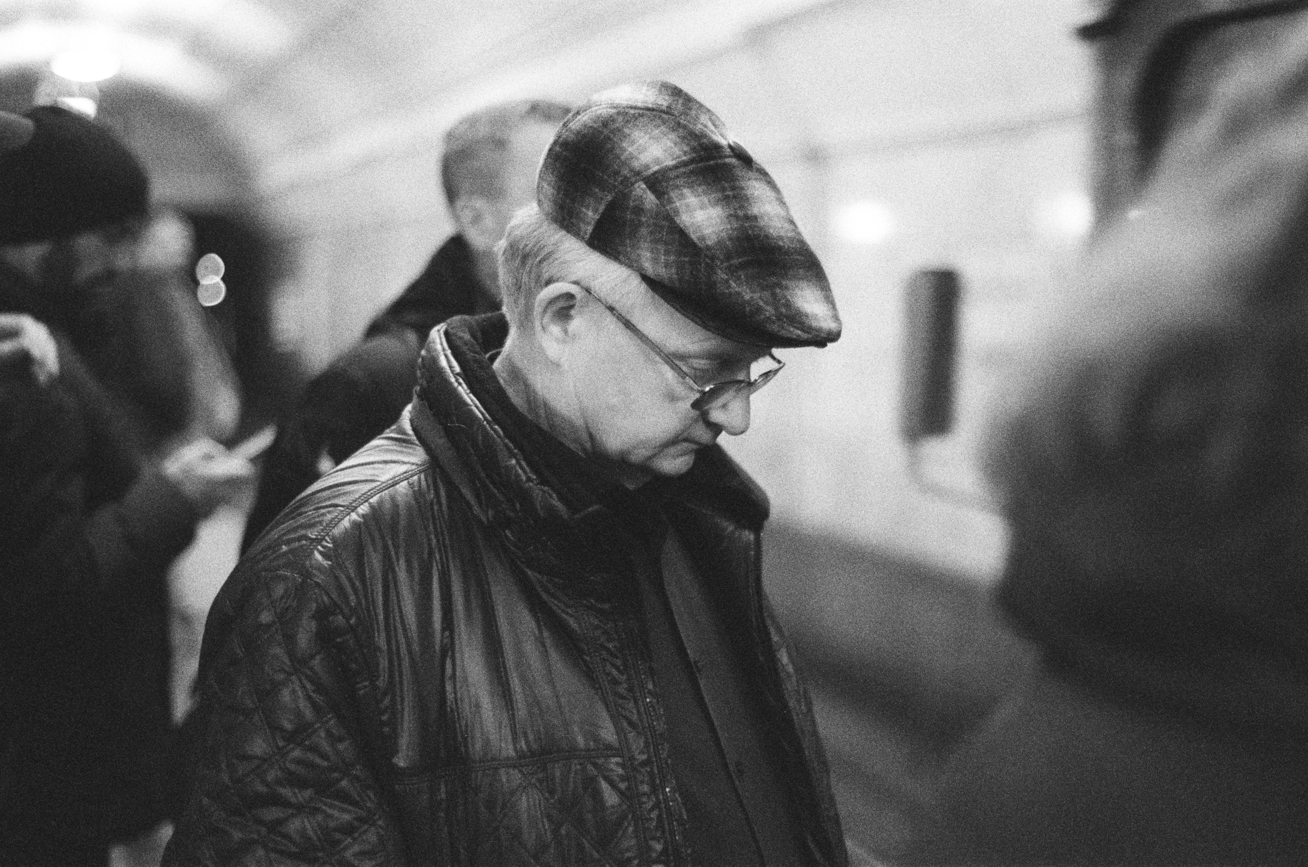 Фотосерия «Час пик»: динамика городской суеты в моменты транспортного и человеческого потока, игра света, тени и контраста в хронике городского движения. Фотограф: Ожерельев Лев