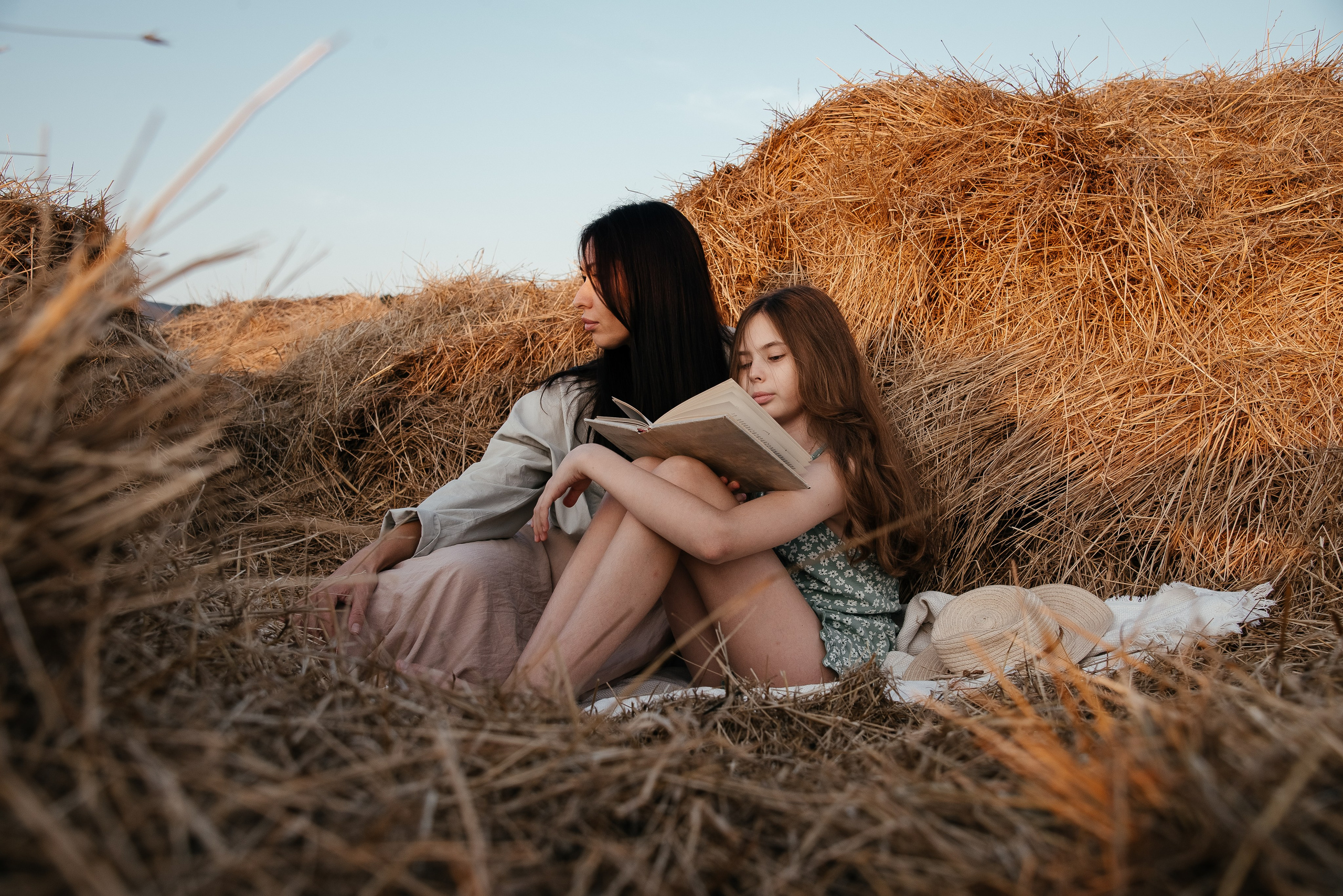 В стогах. Портретный и семейный фотограф в Геленджике Таня Ходова