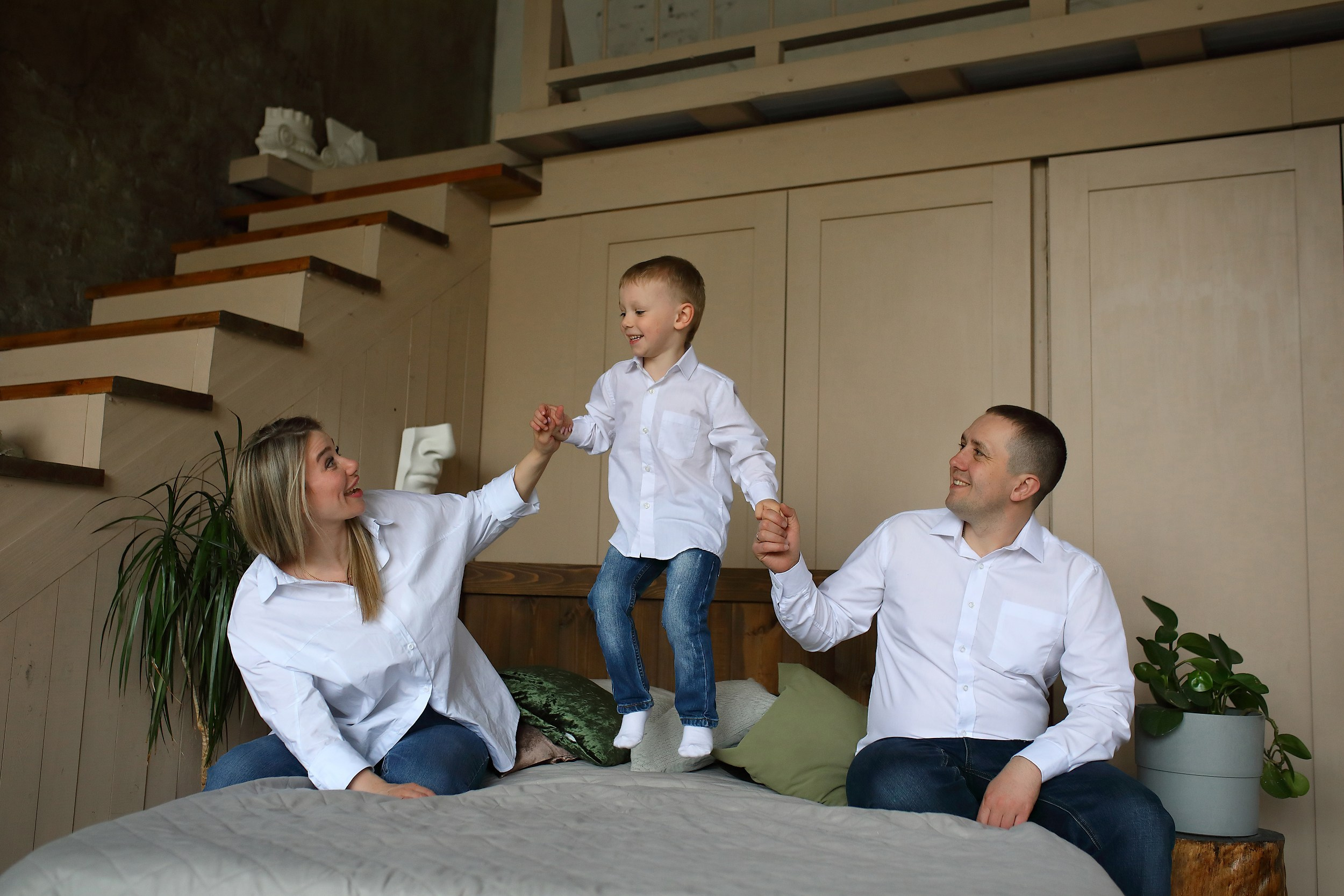 Семейные фотосессии в студии. Свадебный и семейный фотограф и видеограф в Екатеринбурге Полянские Тимур и Анастасия