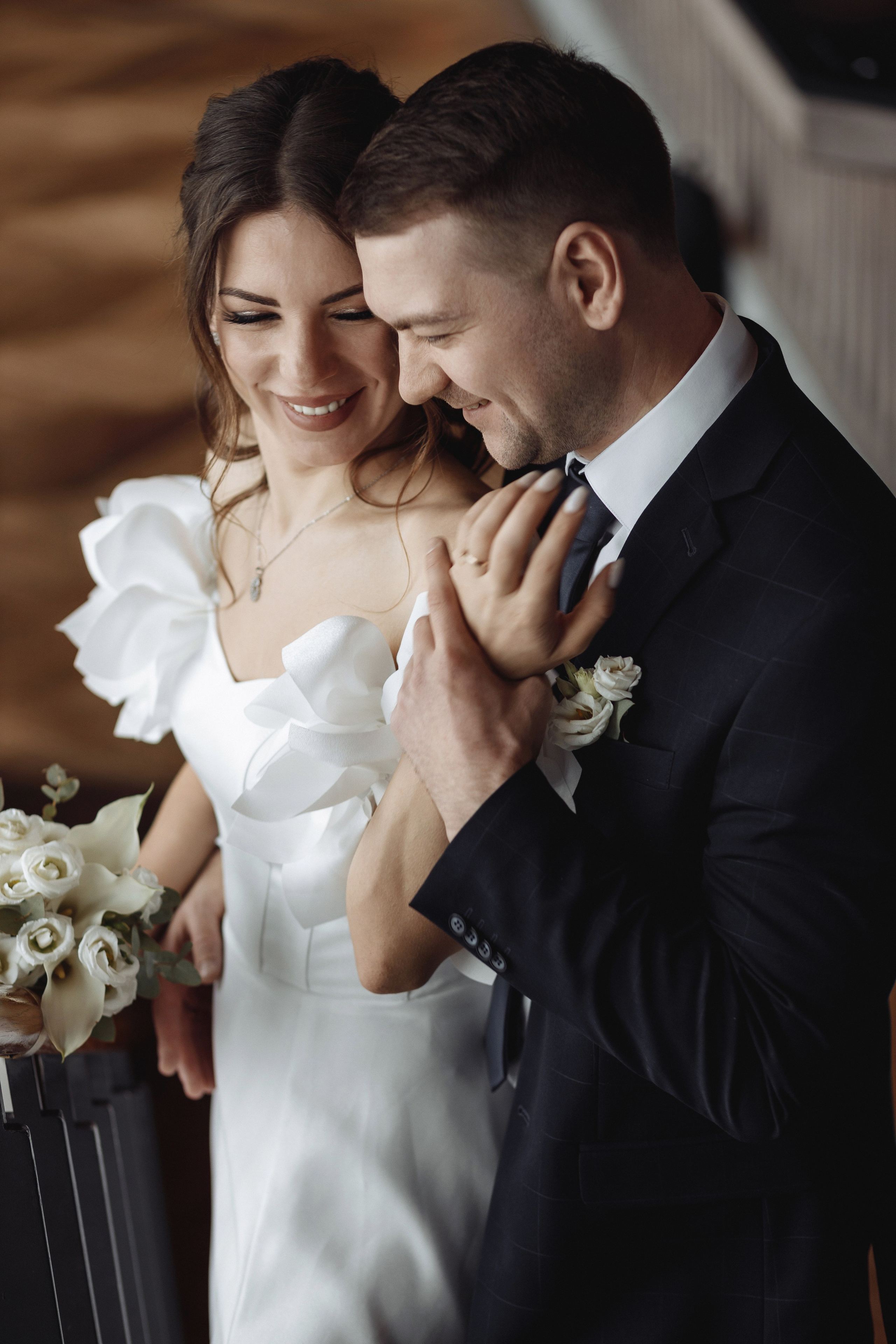 Свадебный фотограф Гладков Дмитрий. Жених и невестя вместе на летнице.