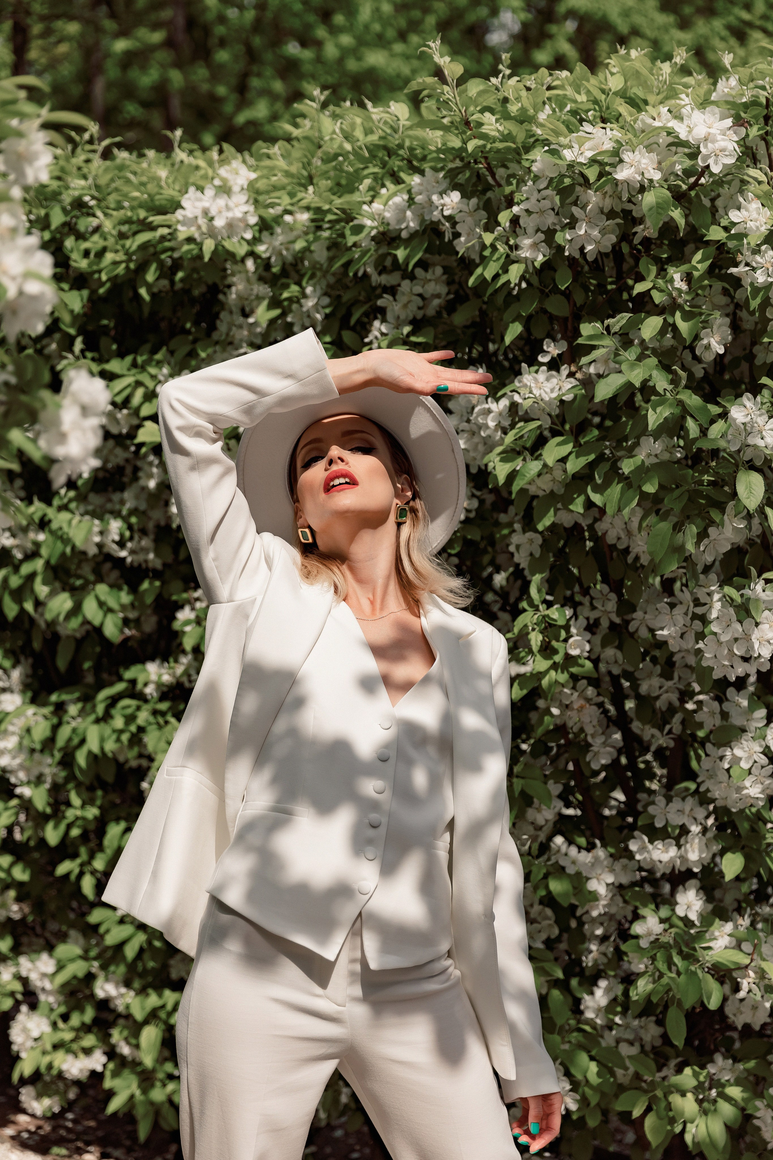 Портретная фотосессия Даши среди яблонь. Свадебный фотограф Москва