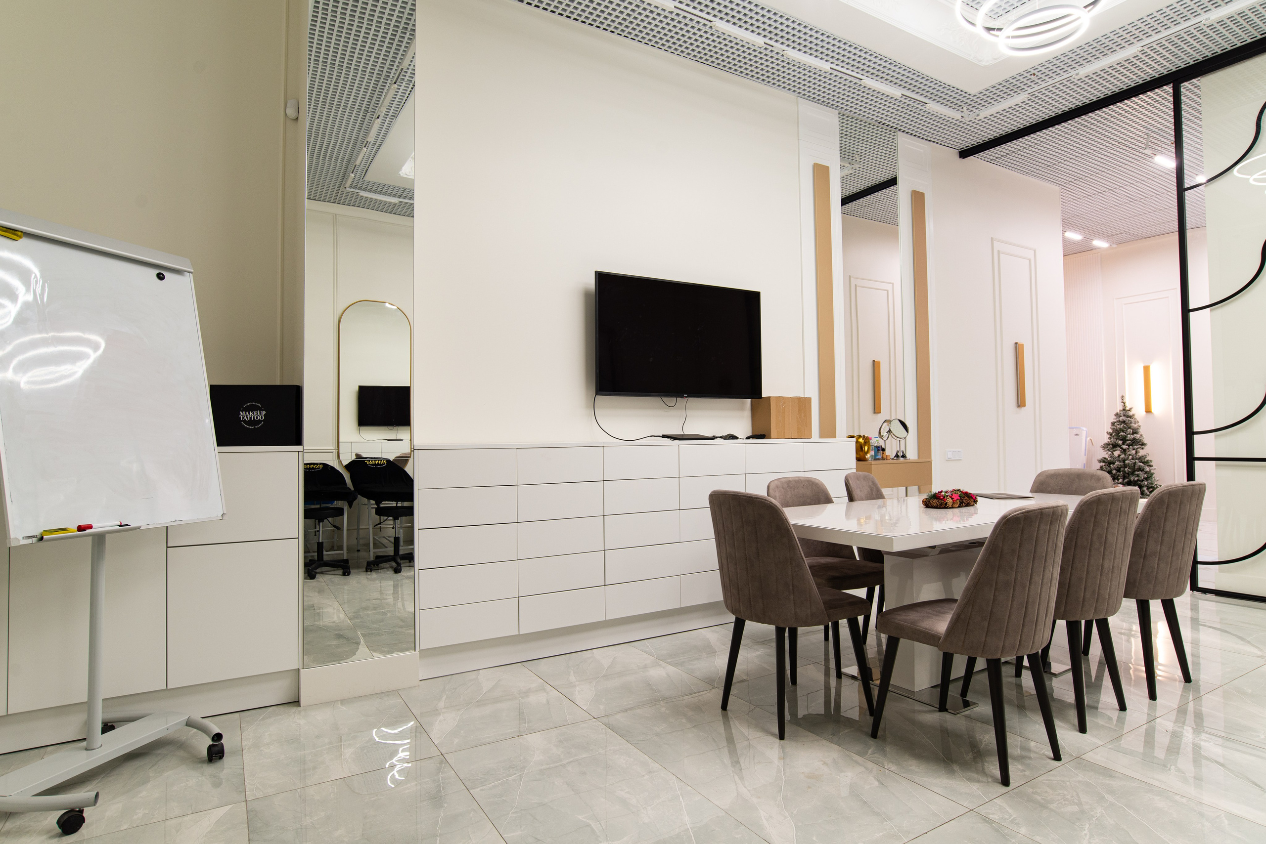 Интерьерная съёмка салонов красоты Makeup Tattoo. Репортажный и персональный фотограф в Москве