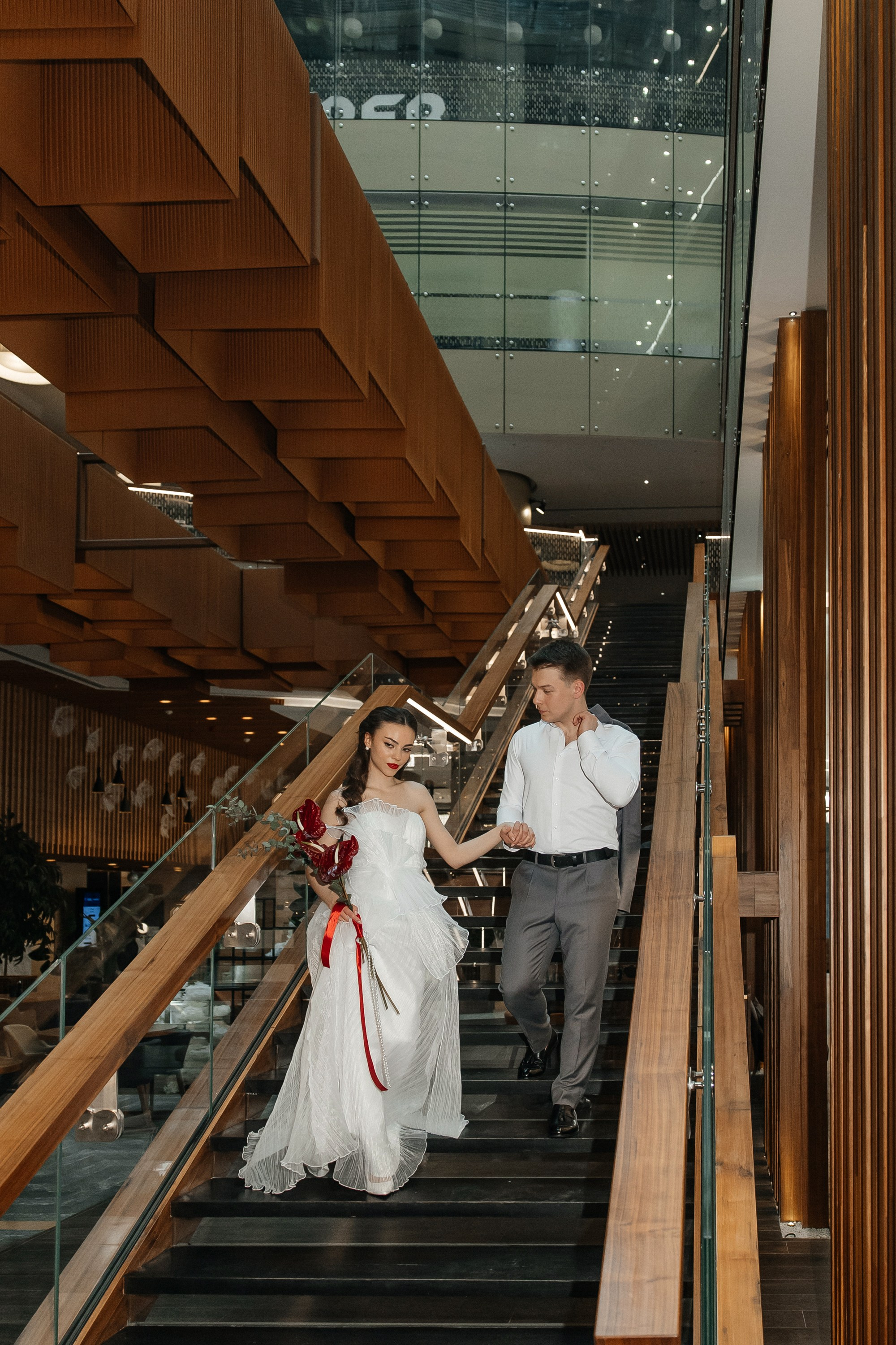 Свадебная фотосессия на лестнице отеля Рэдиссон Блу Олимпийский в Москве