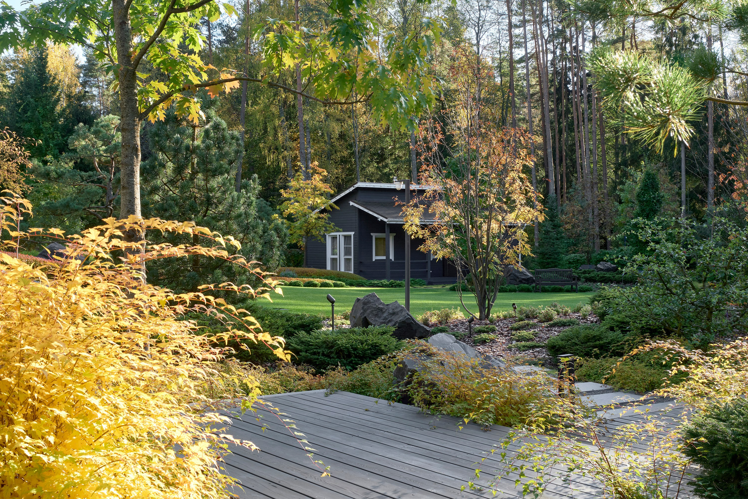 Усадьба Хрустальное: фотосъемка частного сада Валерия Федотова в Репино для L.BURO. Фотограф Наталья Соловьева | interioto