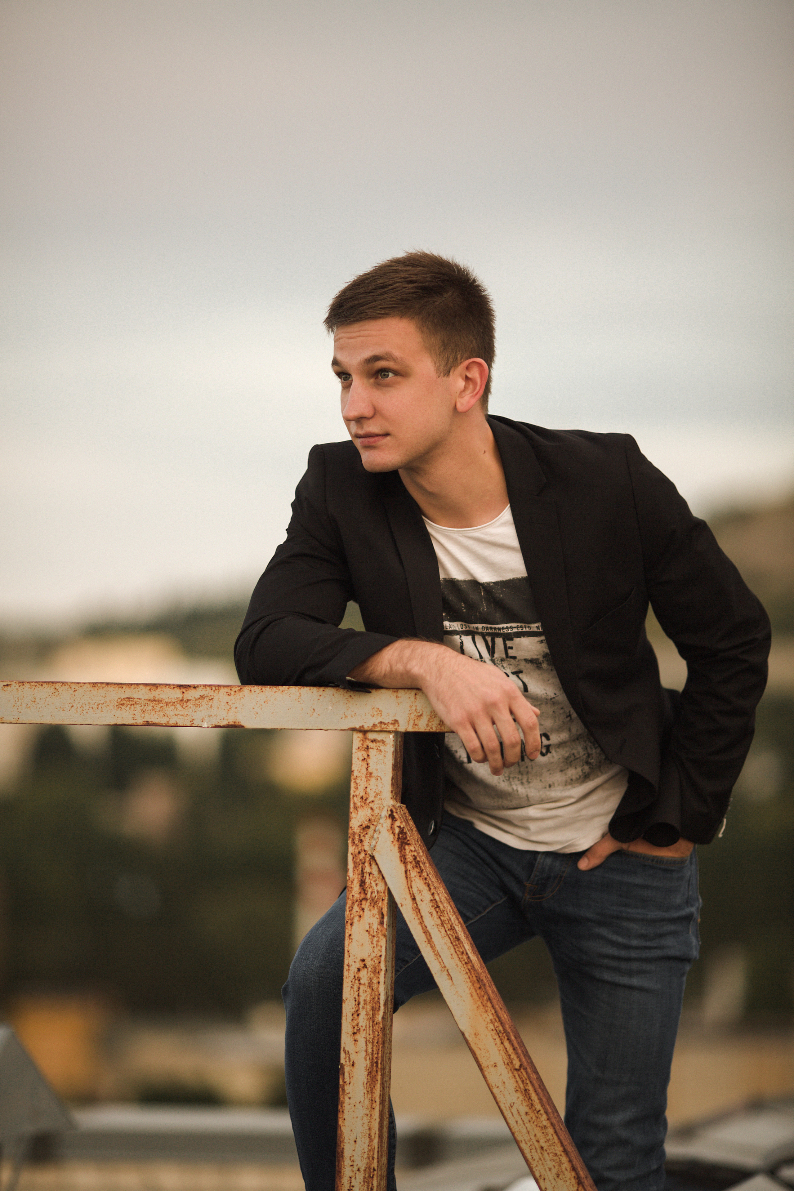 На крыше. мужской портрет. Фотограф Софья Васильковская