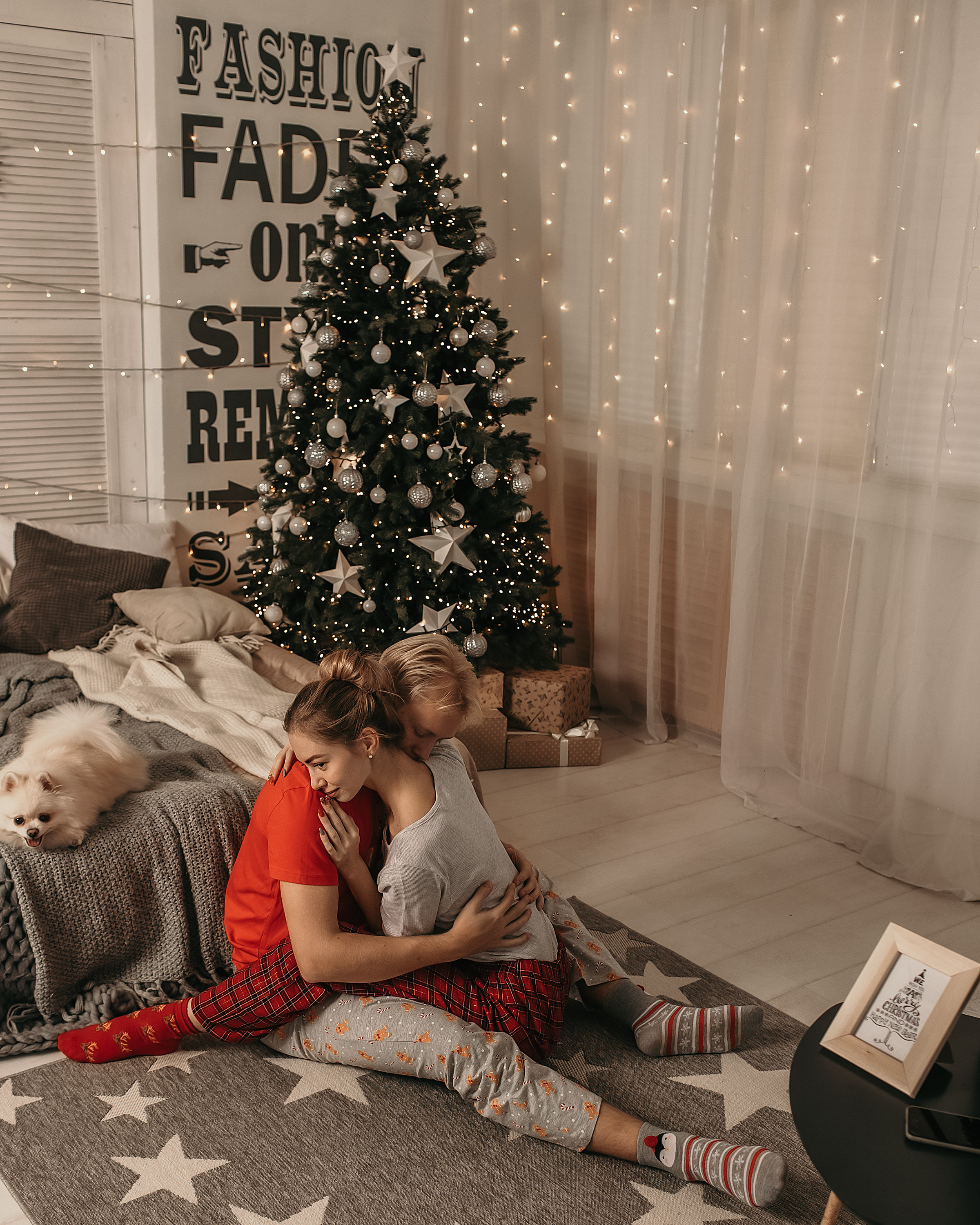 Рождество. Лавстори. Фотографии влюбленной пары в новогодней студии. Фотограф Софья Васильковская