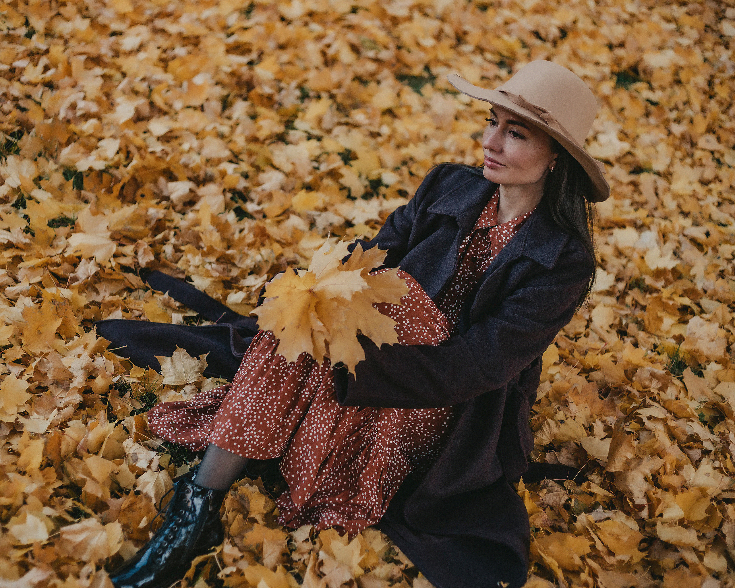 Октябрь. Олечка. Женские портреты осенью в парке. Осенняя фотосессия. Фотограф Софья Васильковская