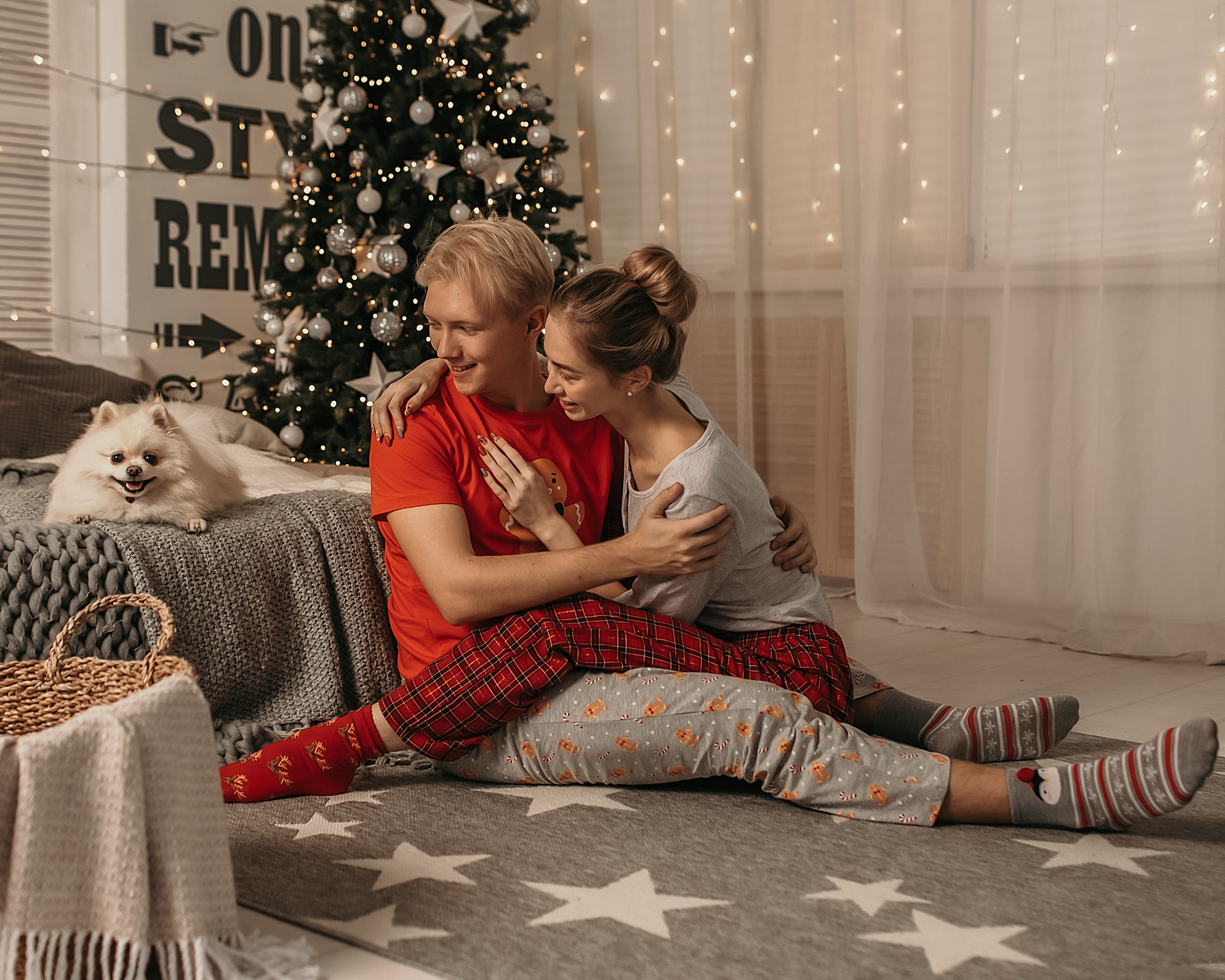 Рождество. Лавстори. Фотографии влюбленной пары в новогодней студии. Фотограф Софья Васильковская