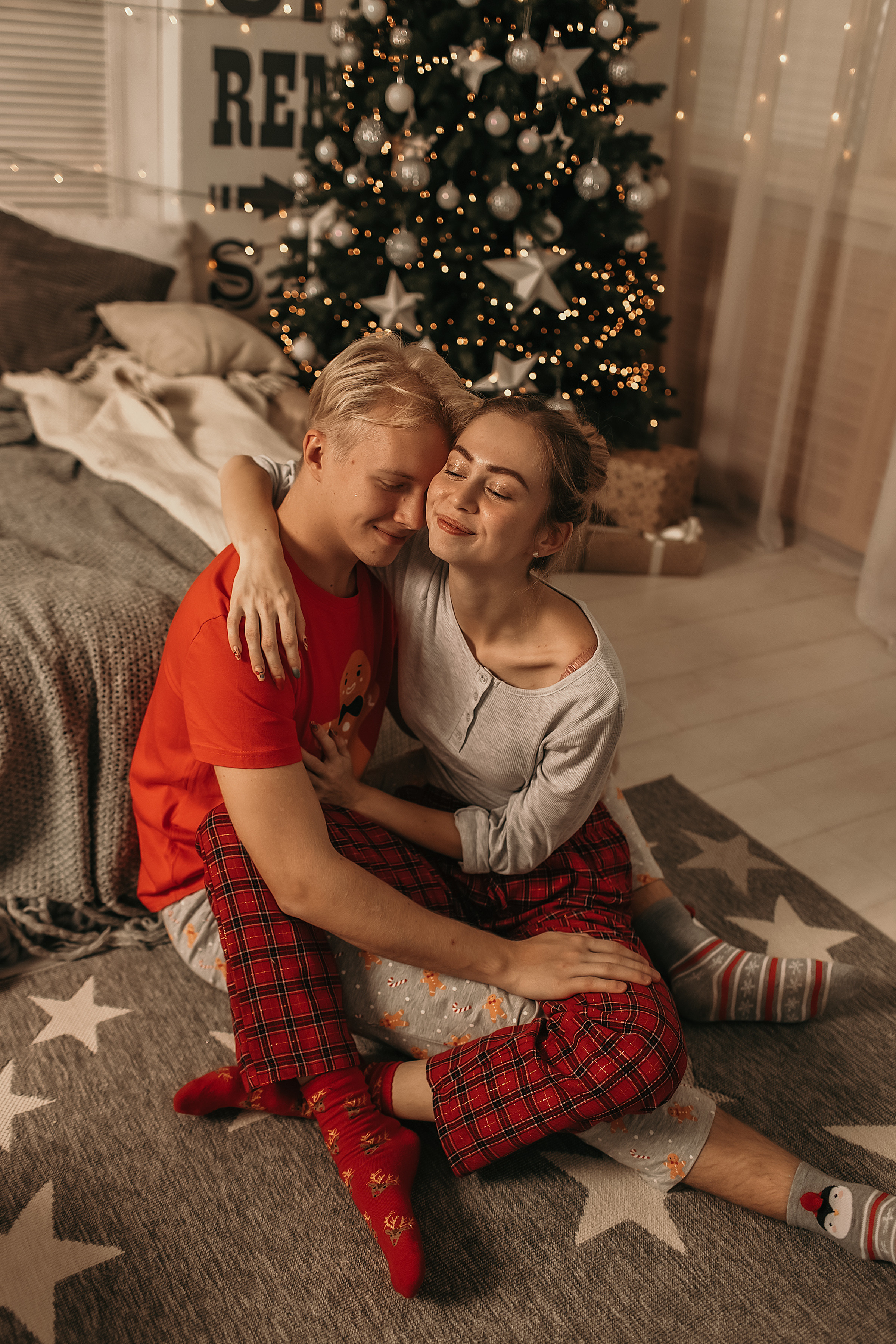 Рождество. Лавстори. Фотографии влюбленной пары в новогодней студии. Фотограф Софья Васильковская