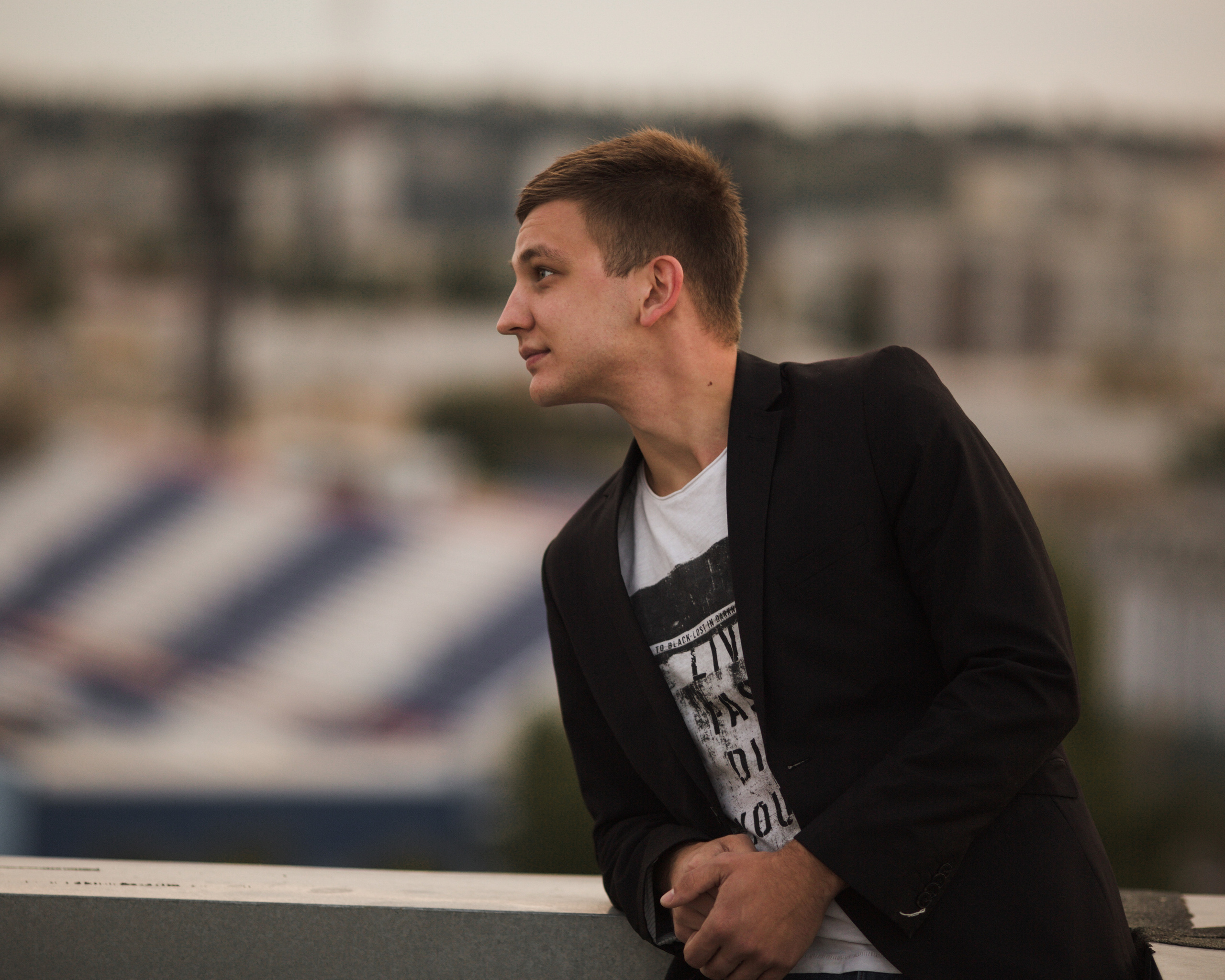 На крыше. мужской портрет. Фотограф Софья Васильковская