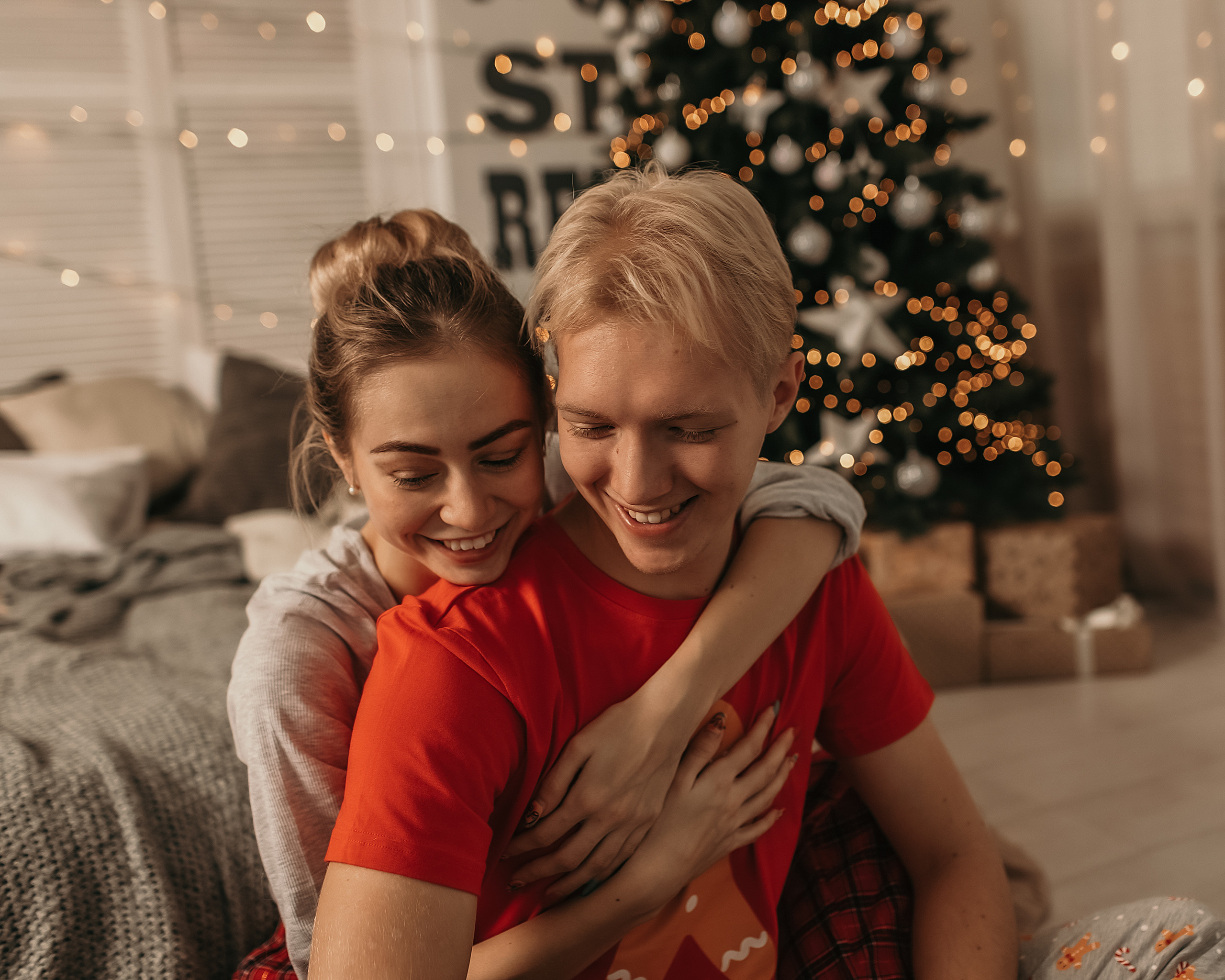 Рождество. Лавстори. Фотографии влюбленной пары в новогодней студии. Фотограф Софья Васильковская
