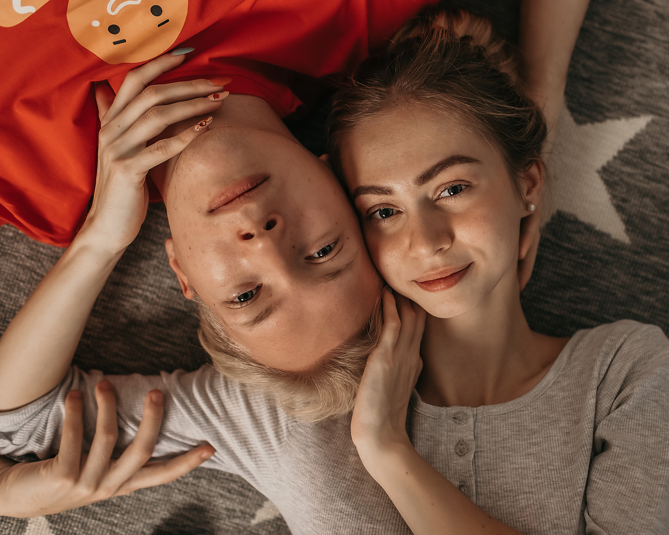 Рождество. Лавстори. Фотографии влюбленной пары в новогодней студии. Фотограф Софья Васильковская