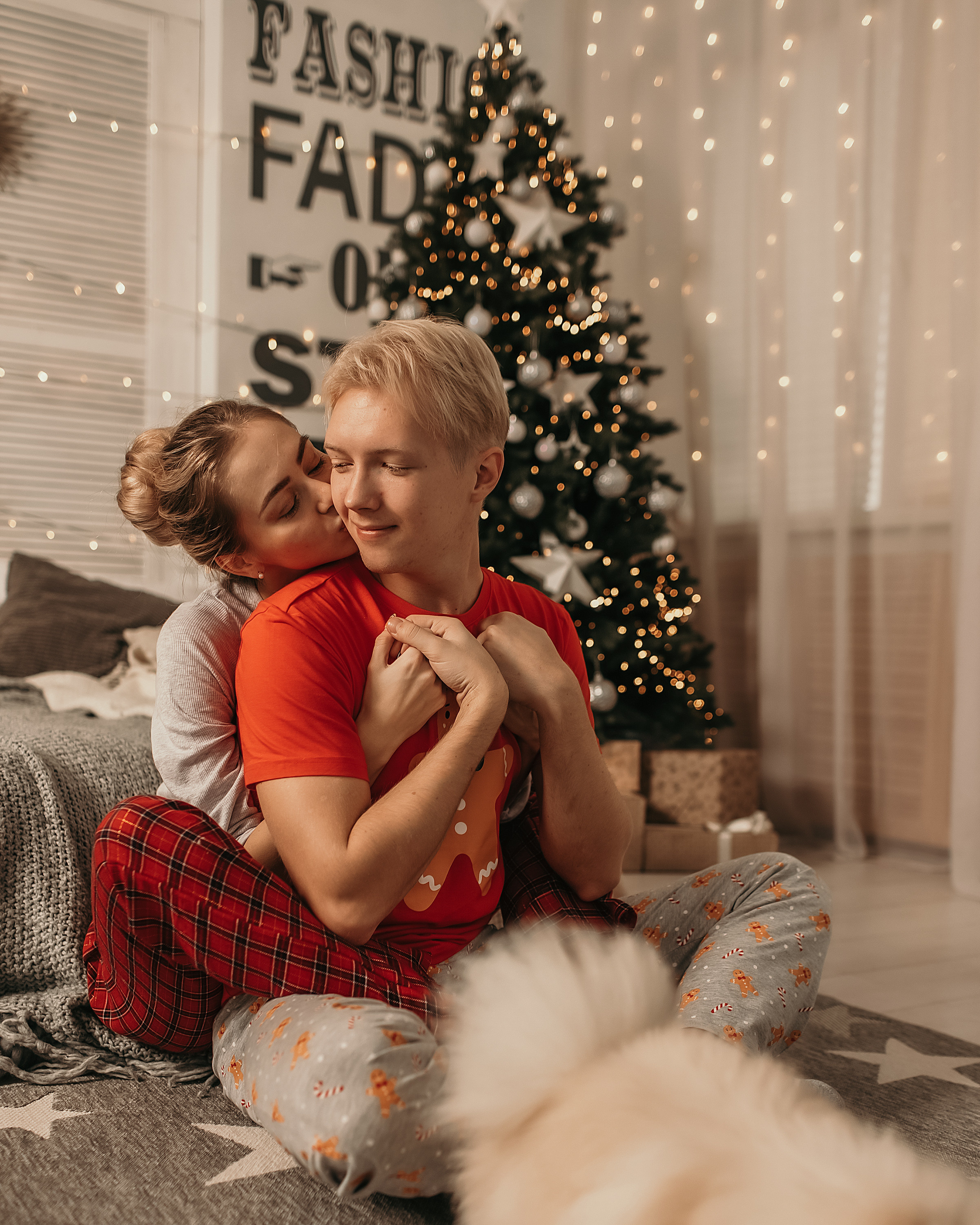 Рождество. Лавстори. Фотографии влюбленной пары в новогодней студии. Фотограф Софья Васильковская