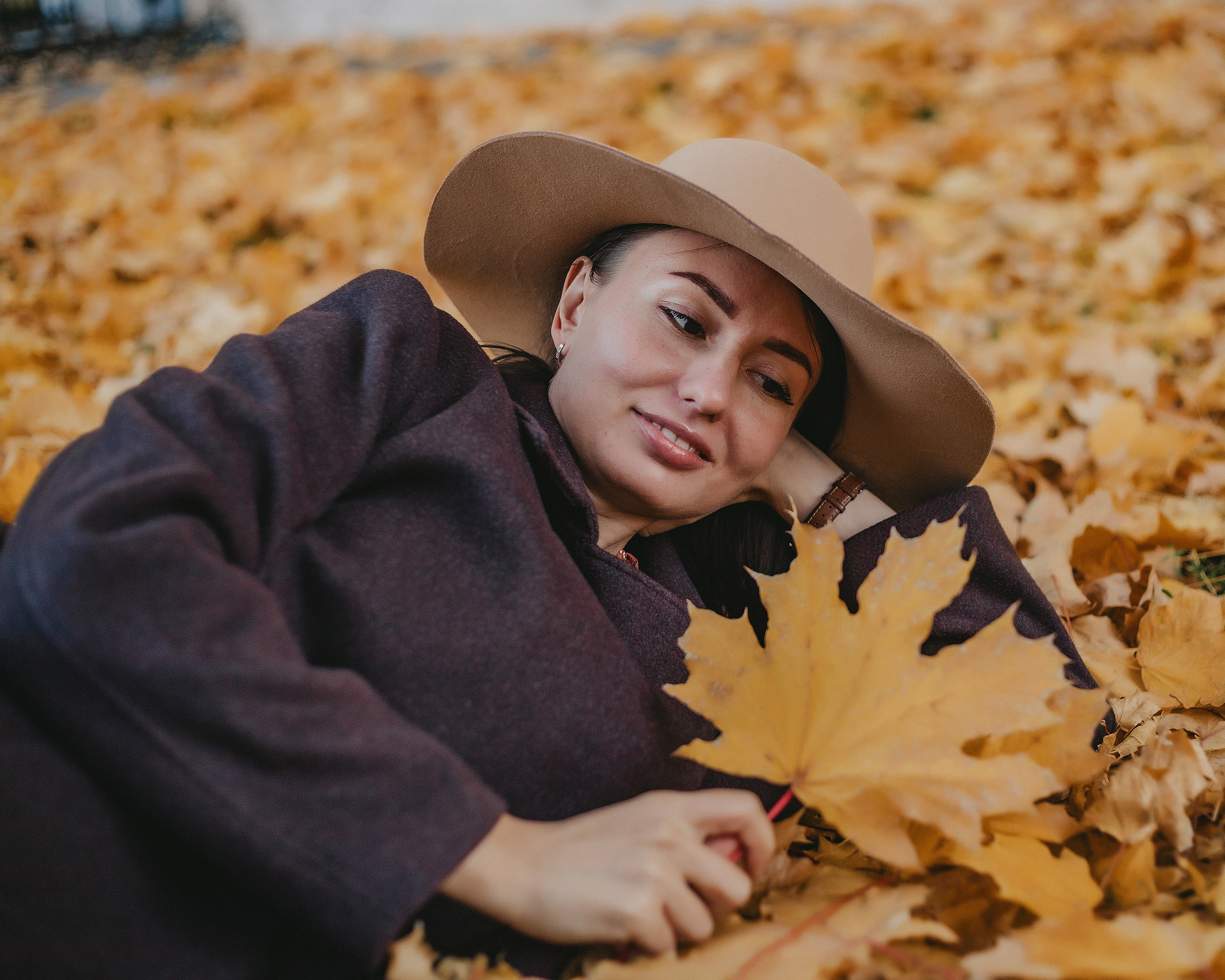 Октябрь. Олечка. Женские портреты осенью в парке. Осенняя фотосессия. Фотограф Софья Васильковская