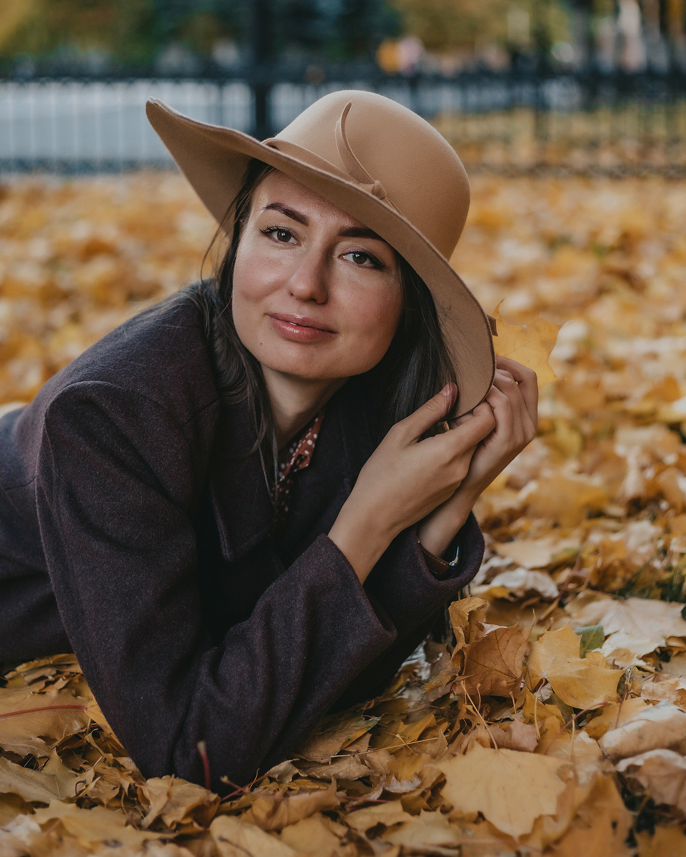 Октябрь. Олечка. Женские портреты осенью в парке. Осенняя фотосессия. Фотограф Софья Васильковская