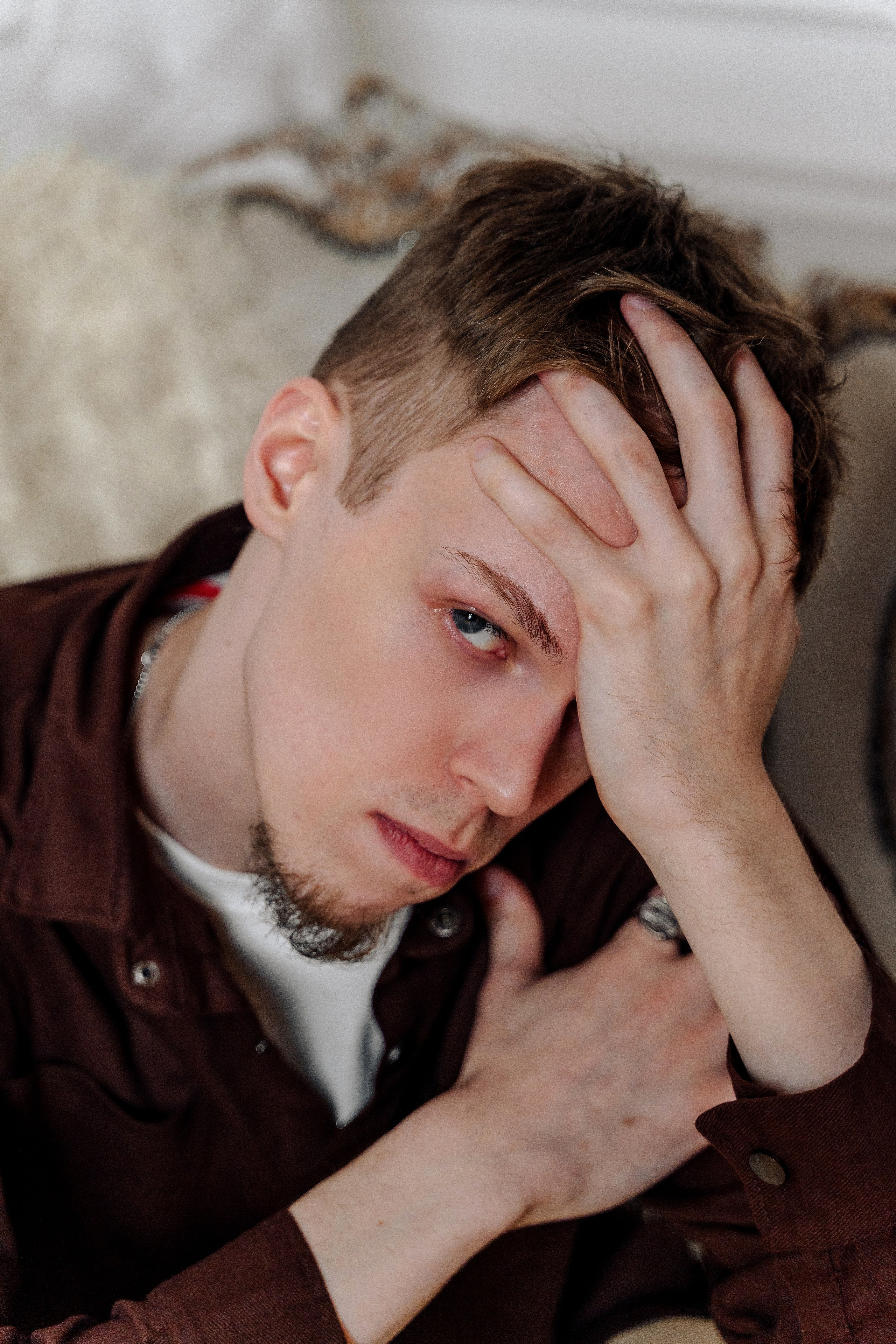 Зимняя фотосессия лавстори с предложением руки и сердца в фотостудии