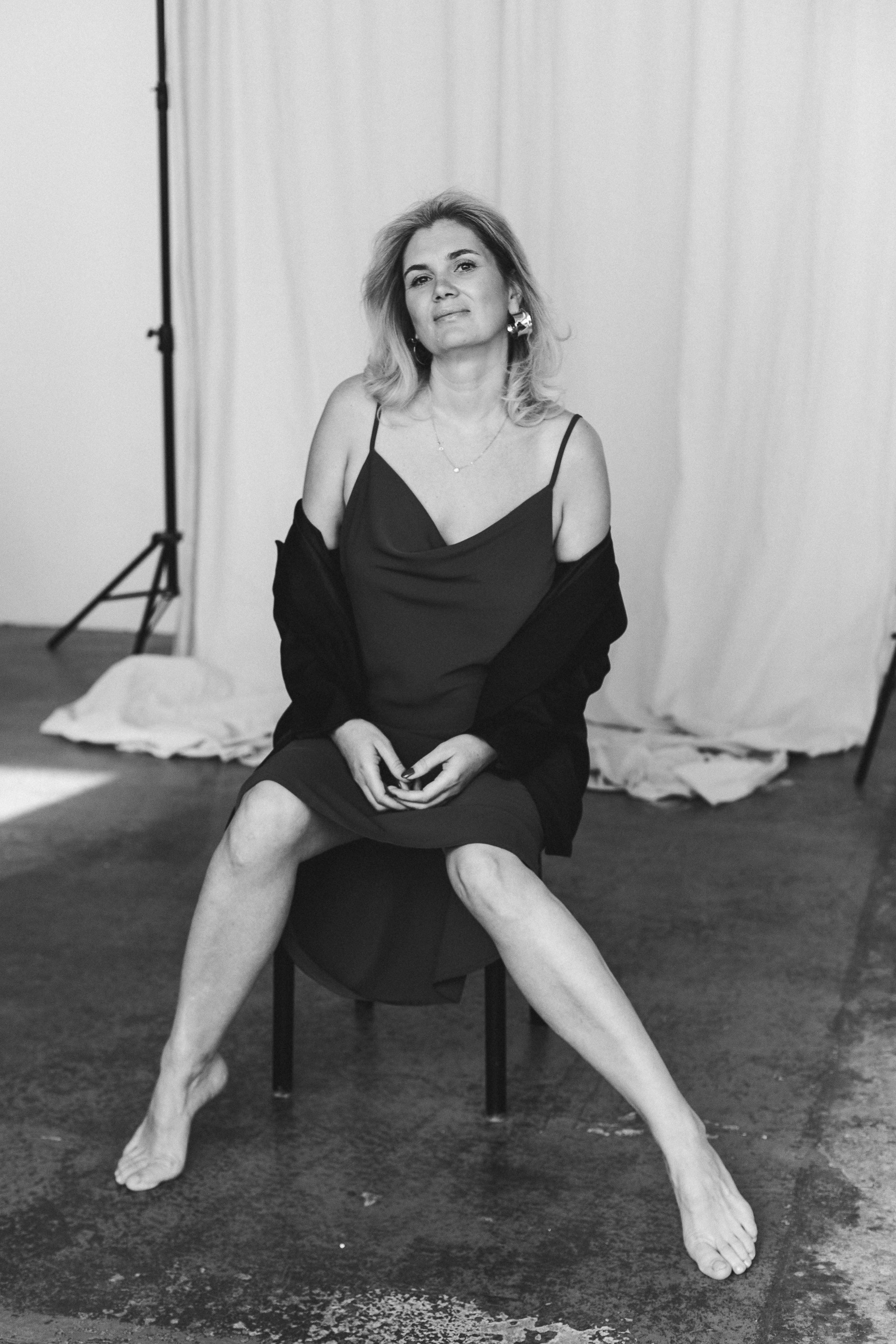 Индивидуальная студийная женская черно-белая фотосессия. Женский портретный фотограф в Нижнем Новгороде и Москве, Юлия Балашова