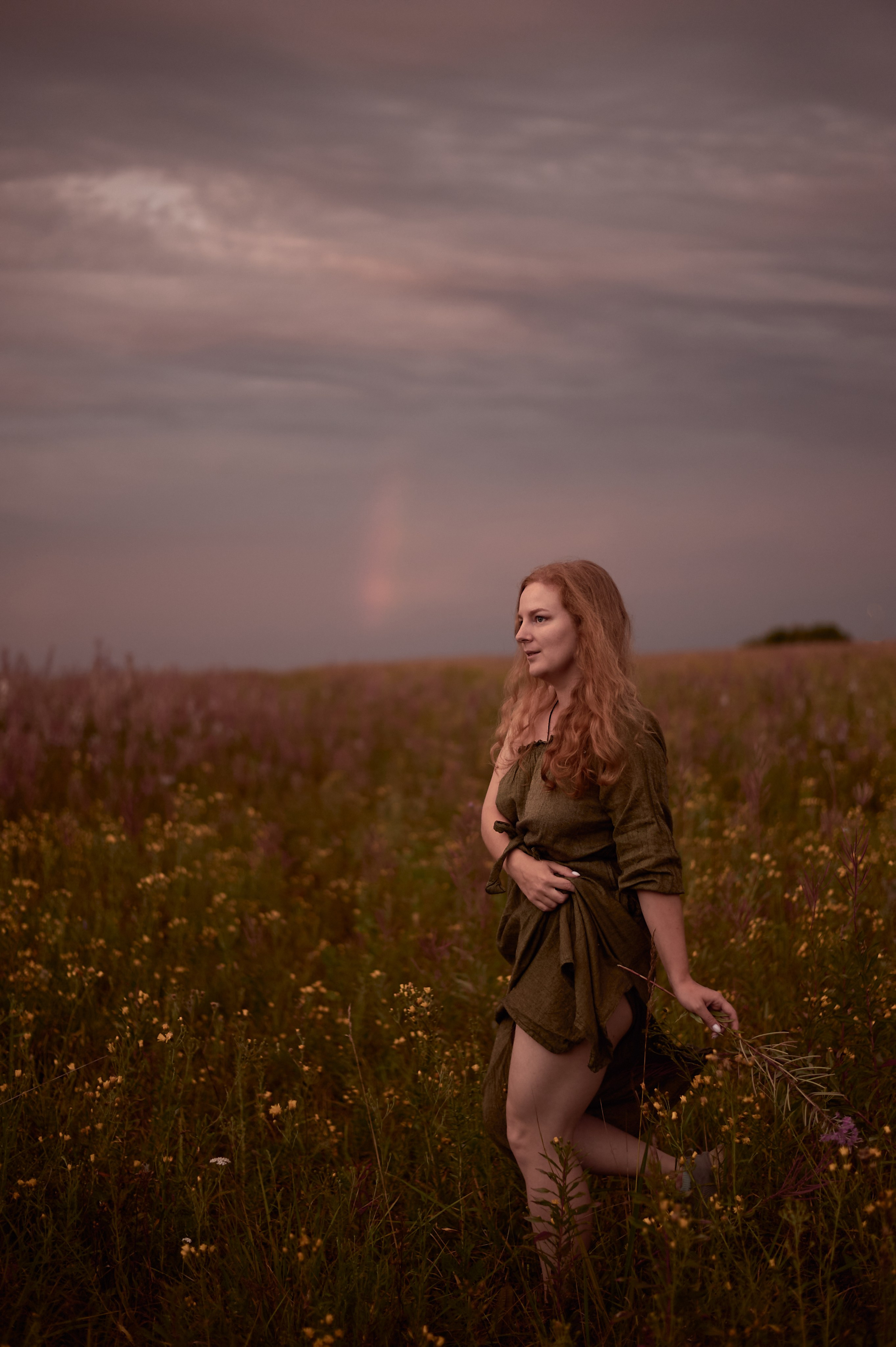 Таня. Рассвет в поле. Женский фотограф в Череповце Даша Акулич