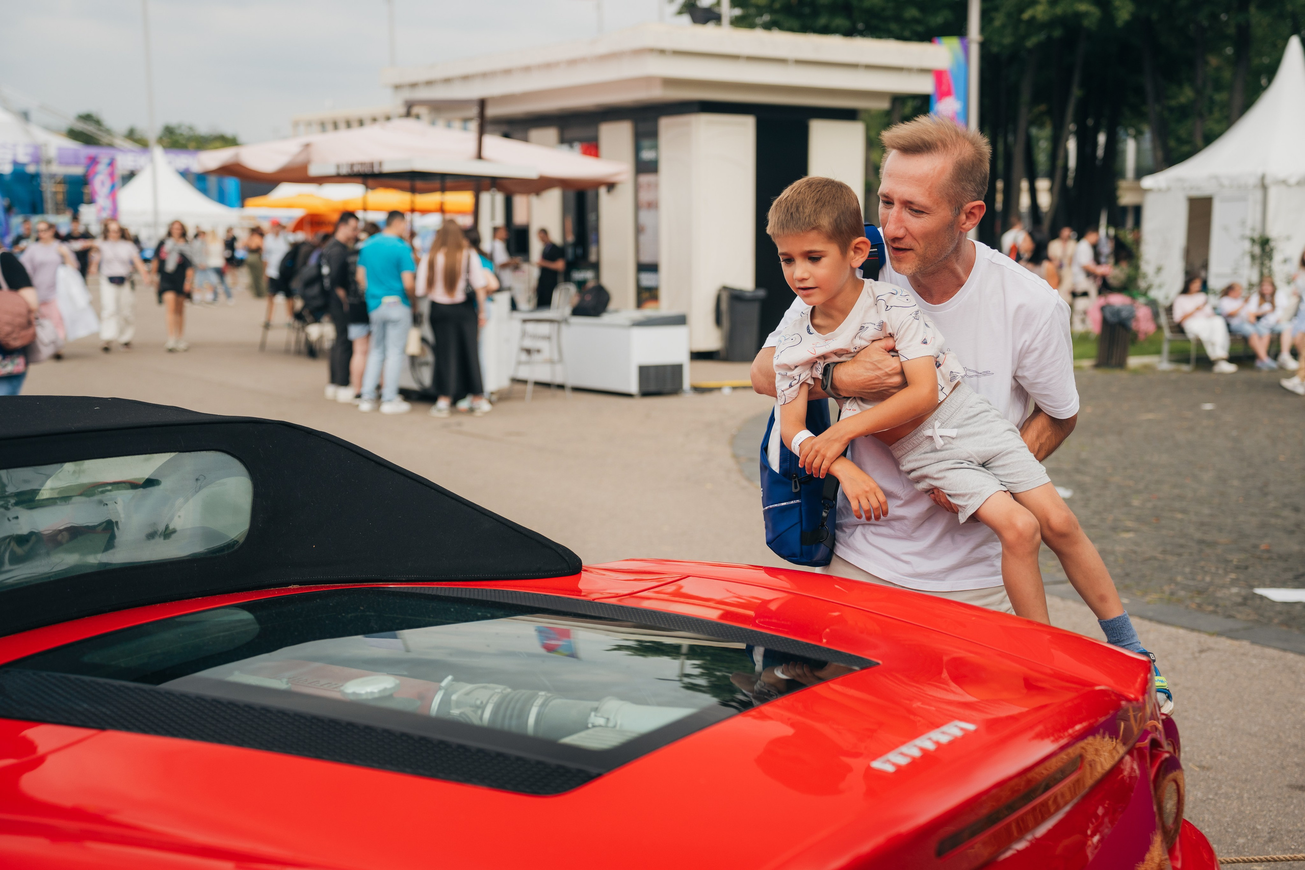 Стенд Igora Drive на фестивале VK Fest 2025. Ilya Foxy — автомобильный фотограф