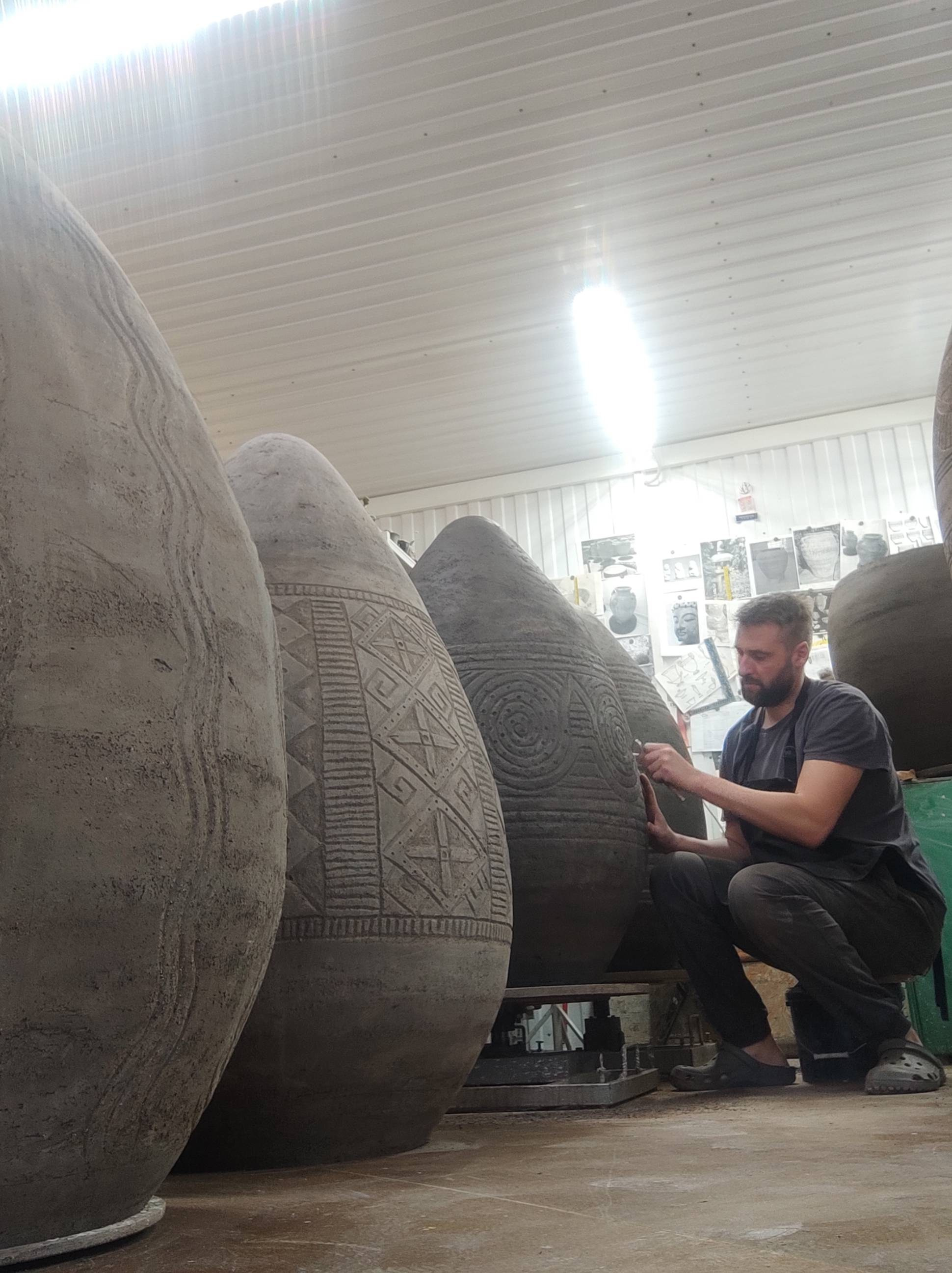 Большие интерьерные вазы в ресторане ''МАМУКА'' Ярославль. Керамика больших форм, предметы интерьера и ландшафта