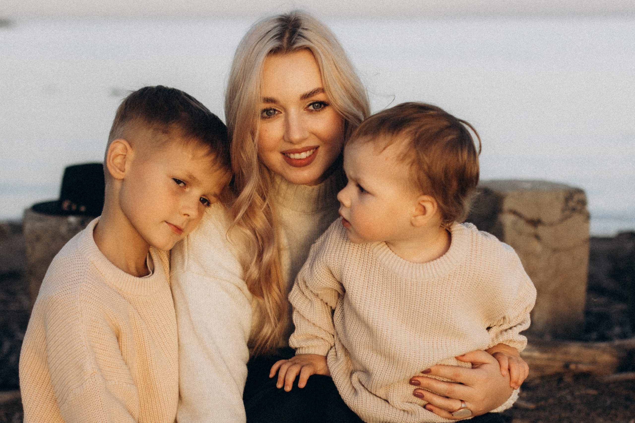 Альбина с сыновьями, сентябрь. Семейный фотограф lifestyle в Новосибирске Елена Шпилевая