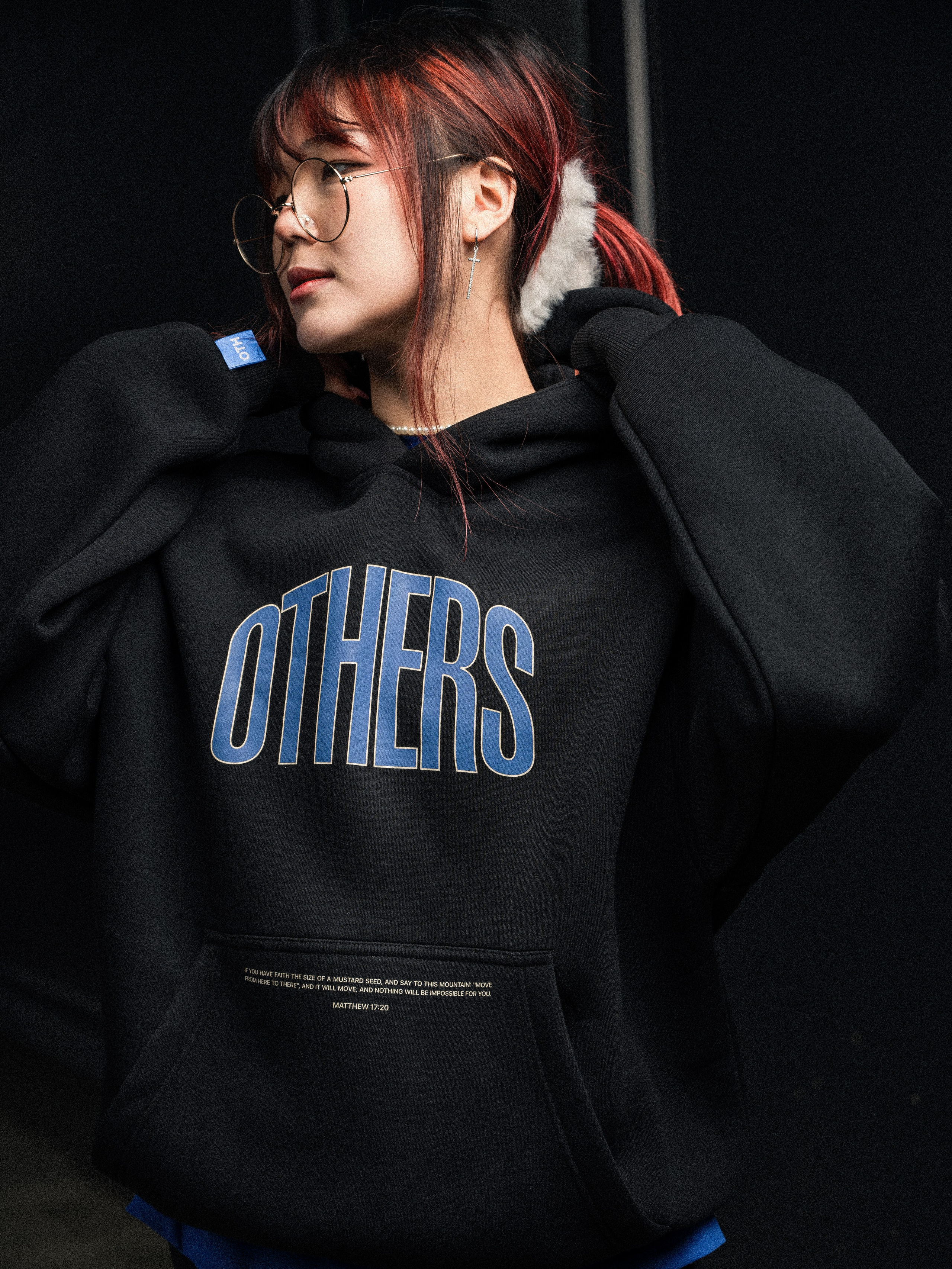 Женский портрет блогера MONIPULA для бренда OTHERS в Москве - фотограф Иван Саяпин