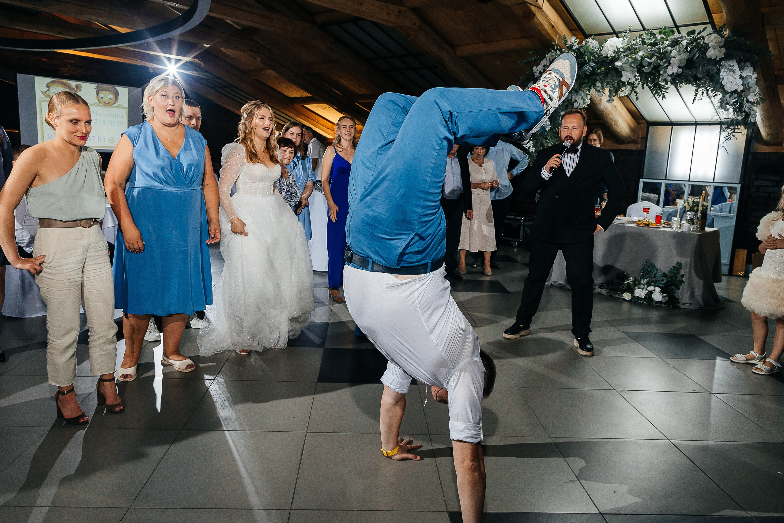 Трогательная выездная церемония в уютном дворике отеля. Олег Сверчков | Свадебный фотограф Вологда