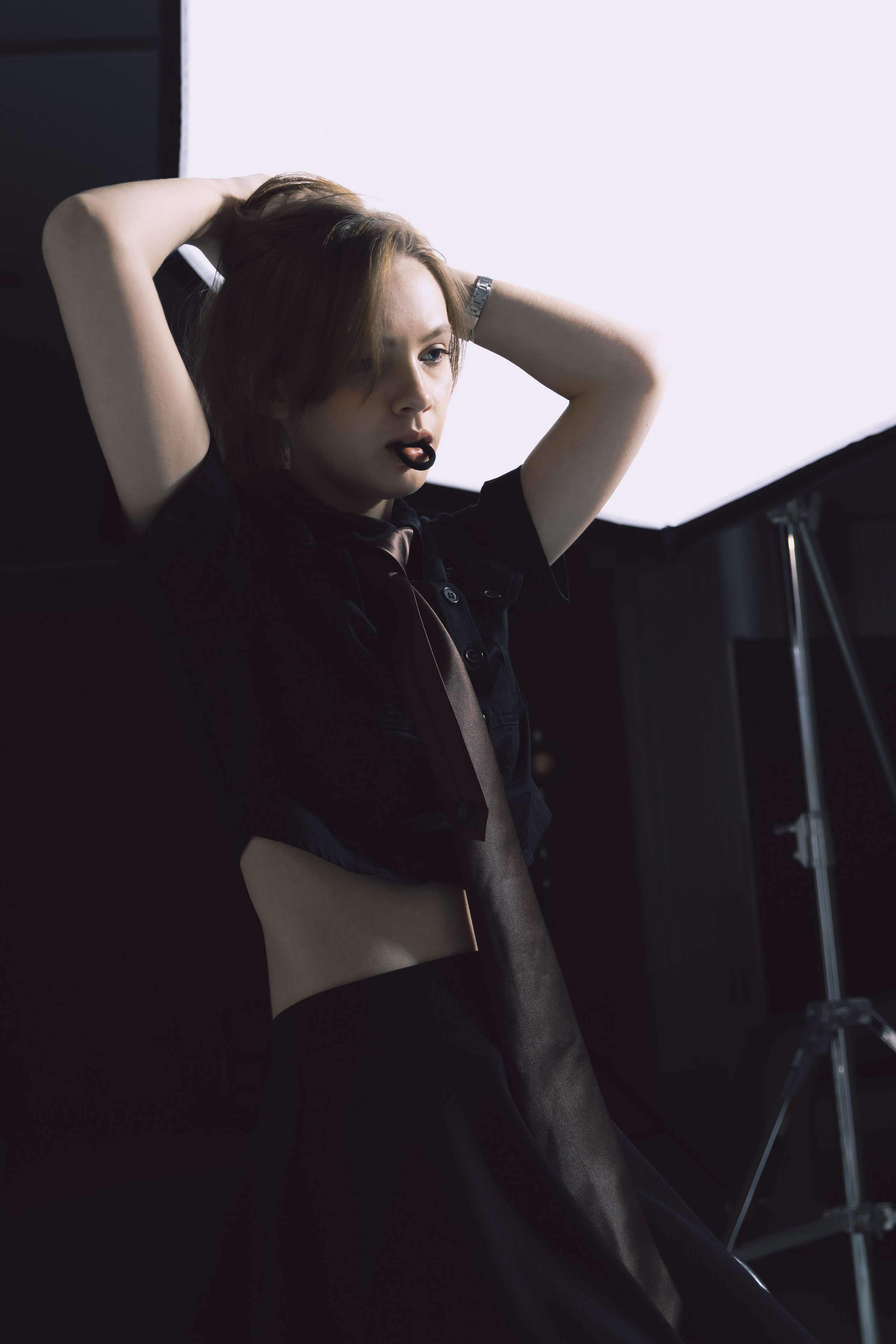 Модель в пиджаке и короткой юбке: как передать характер через позу и образ.