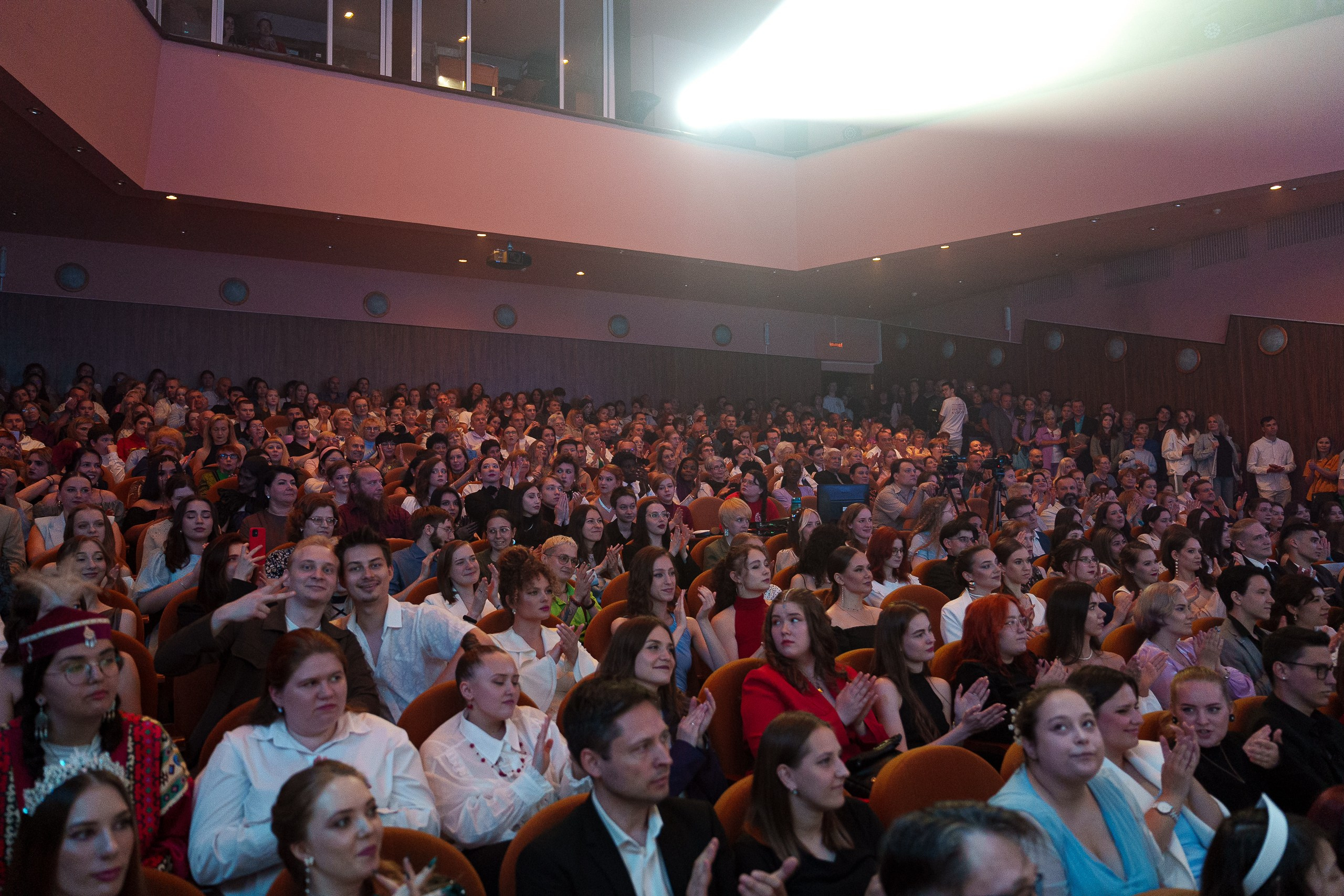 Церемония вручения дипломов выпускникам «ЧГИК». Фотограф Артём Рауэр