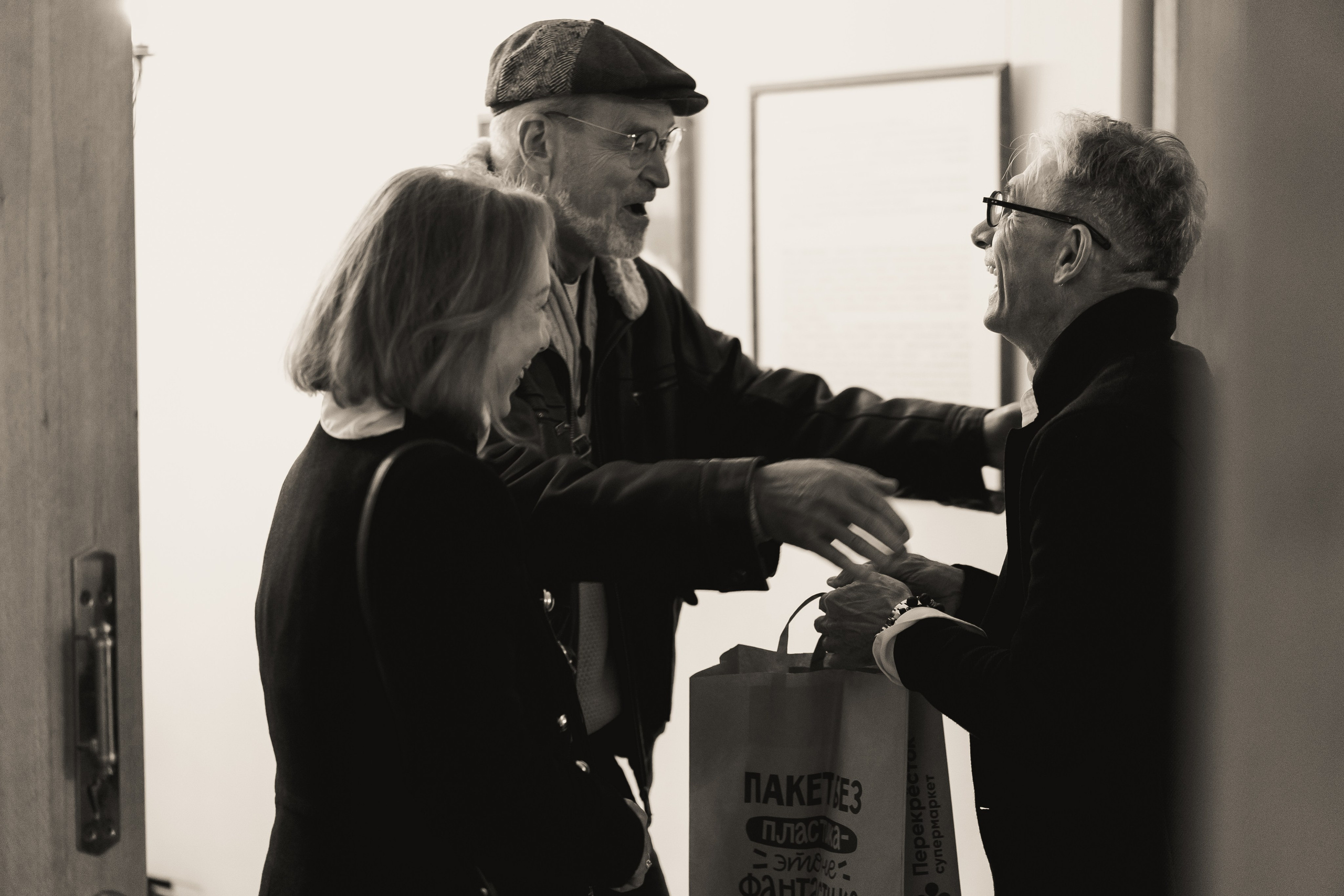 Съёмка открытия вытсавки художника Ильи Даньшина. Лиза Фирстова — самый добрый фотограф