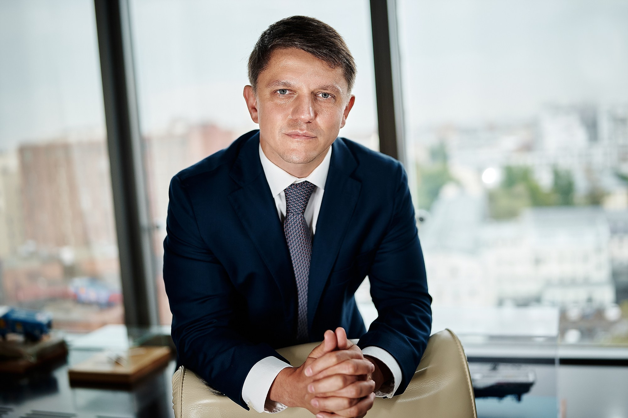 Headshot, портрет в интерьере офиса, командная съёмка, репортажный портрет в рабочей обстановке. Промышленная и репортажная фотография