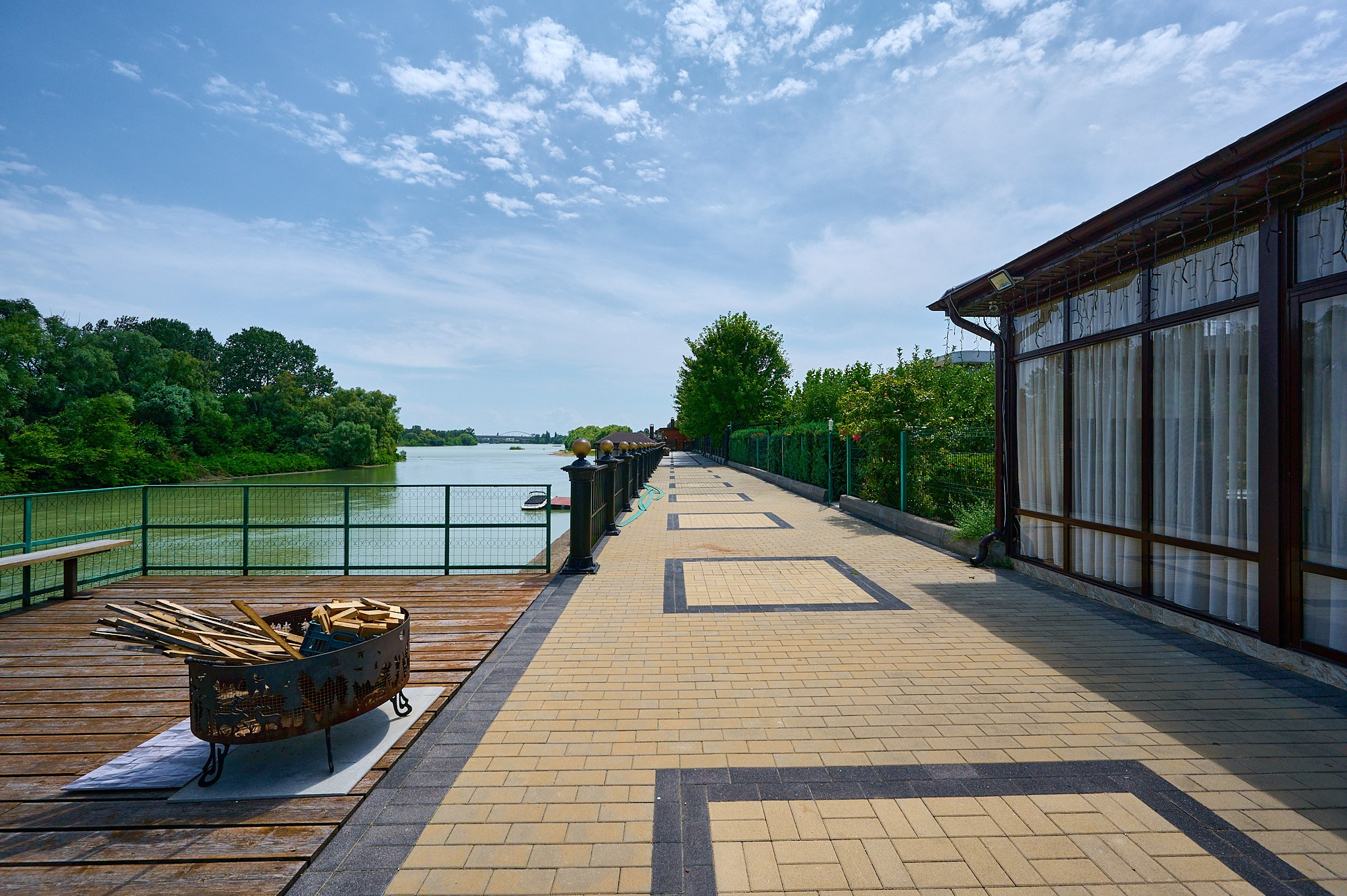 аллея с лавочкой и видом на реку 