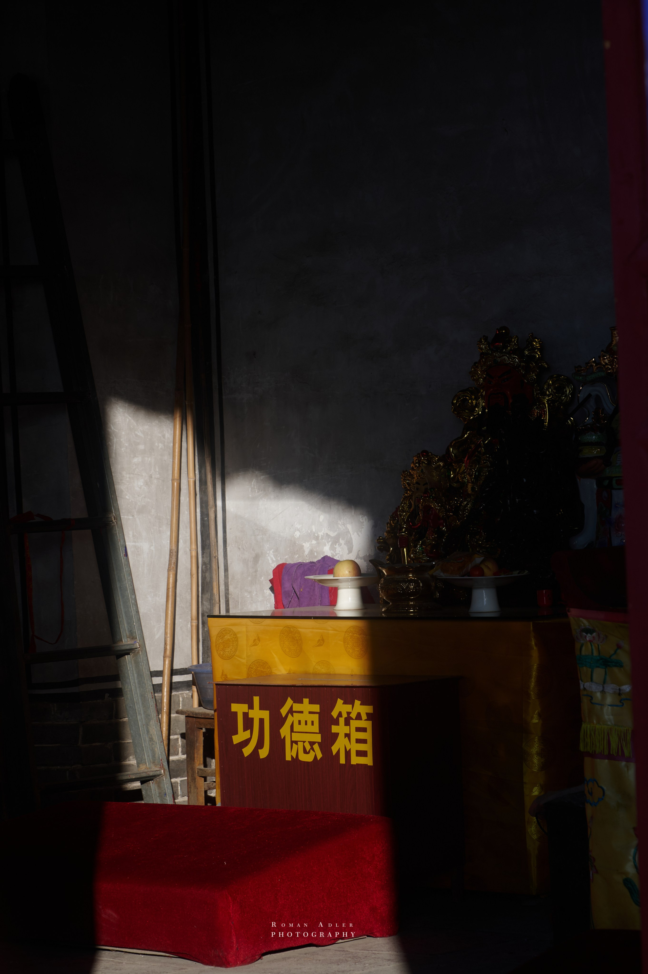 Рассвет на храмовой горе Юнмень. Цинчжоу. Фотограф Роман Адлер