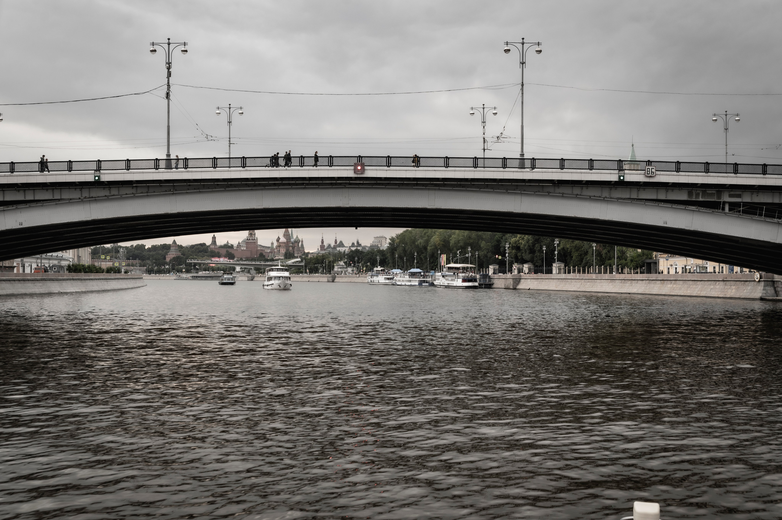 Москва-река. Лето. Яхта. Фотограф Роман Адлер