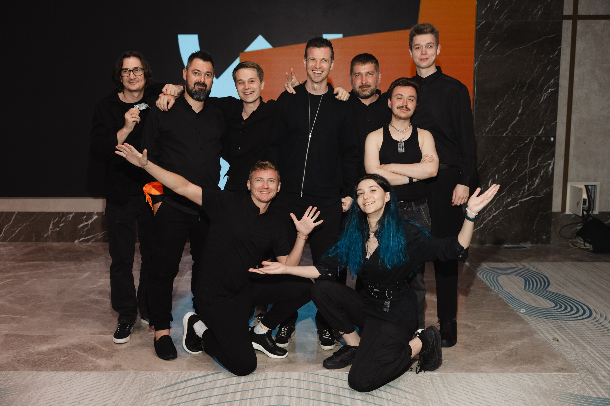 Здравствуйте! Я свадебный фотограф из Ульяновска, работаю в том числе по всей России и с выездом за границу. Снимаю свадьбы, lovestory, корпоративы, светский репортаж. Провожу обучение по фотографии, мастер-классы и воркшопы для других фотографов.