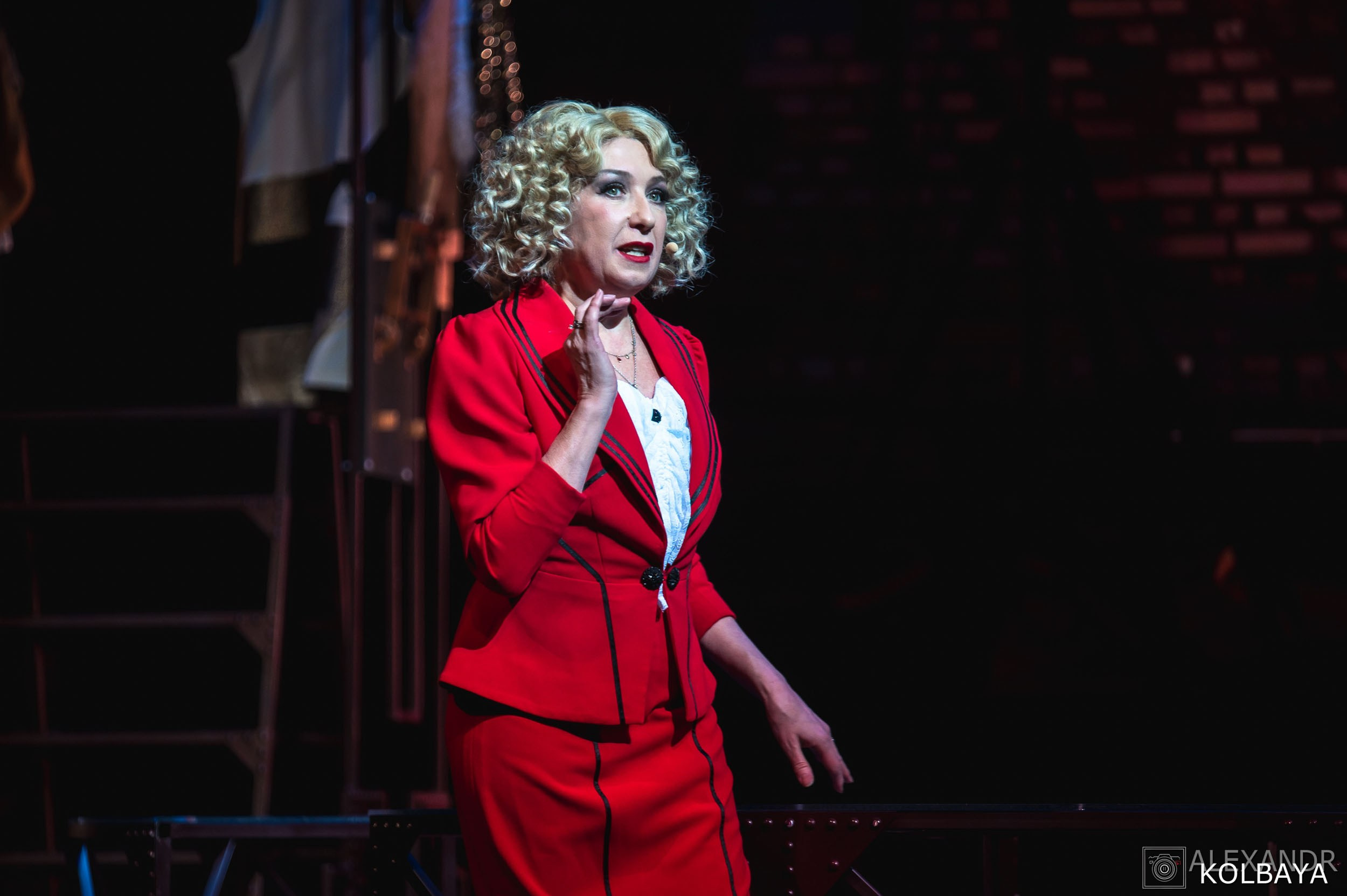 Фотографии со спектакля «Привет, я тетя Чарли». Концертный и театральный репортажный фотограф в Москве Александр Колбая