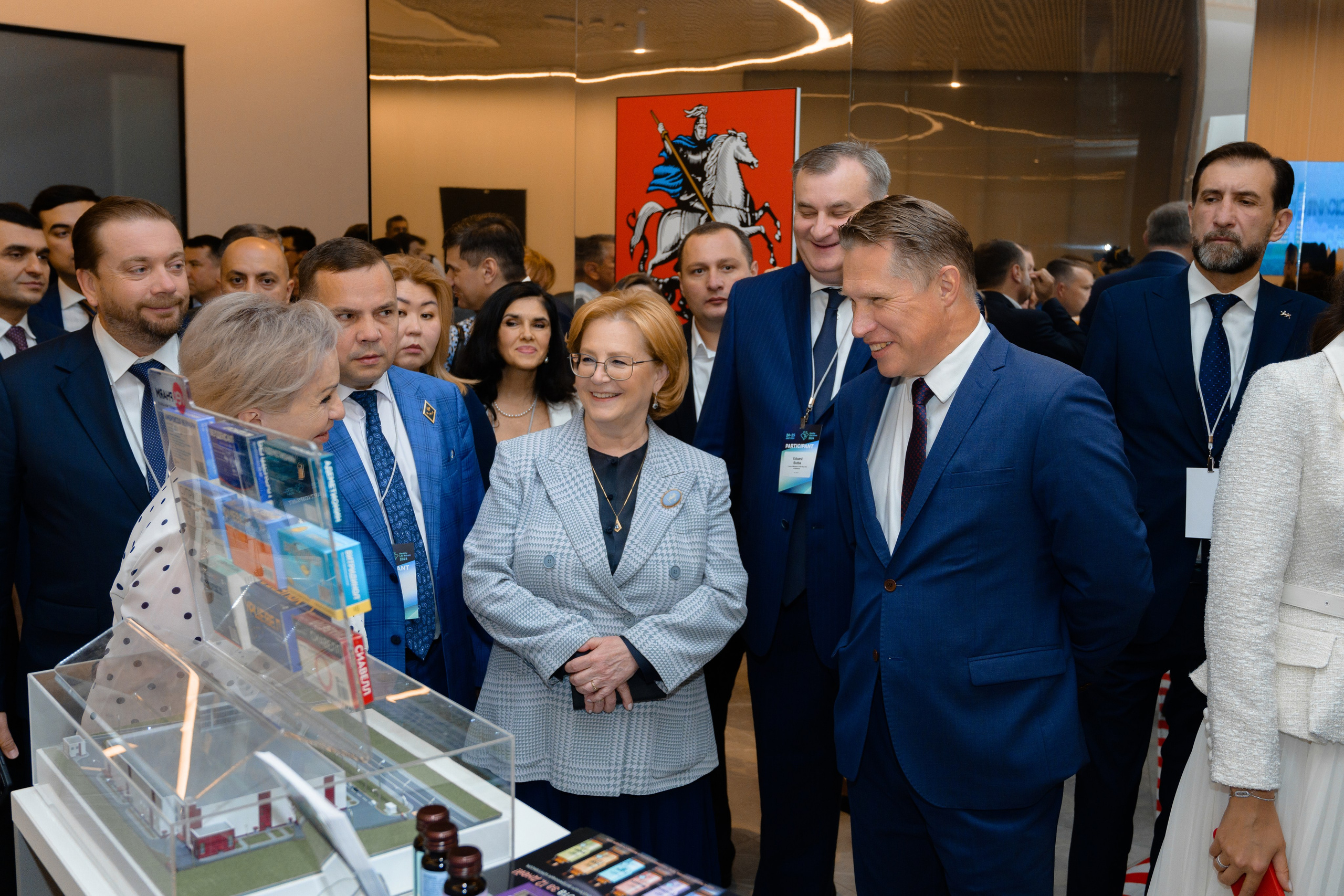 Выставки: Фотография с выставки, на которой посетители изучают представленные экспонаты. Скворцова Вероника. Татьяна Голикова. Михаил Мурашко. Единая Россия. Дума. Министр Здравоохранения. ФМБА. Правительство России. Фотография с форума, на которой участники активно участвуют в дискуссии.