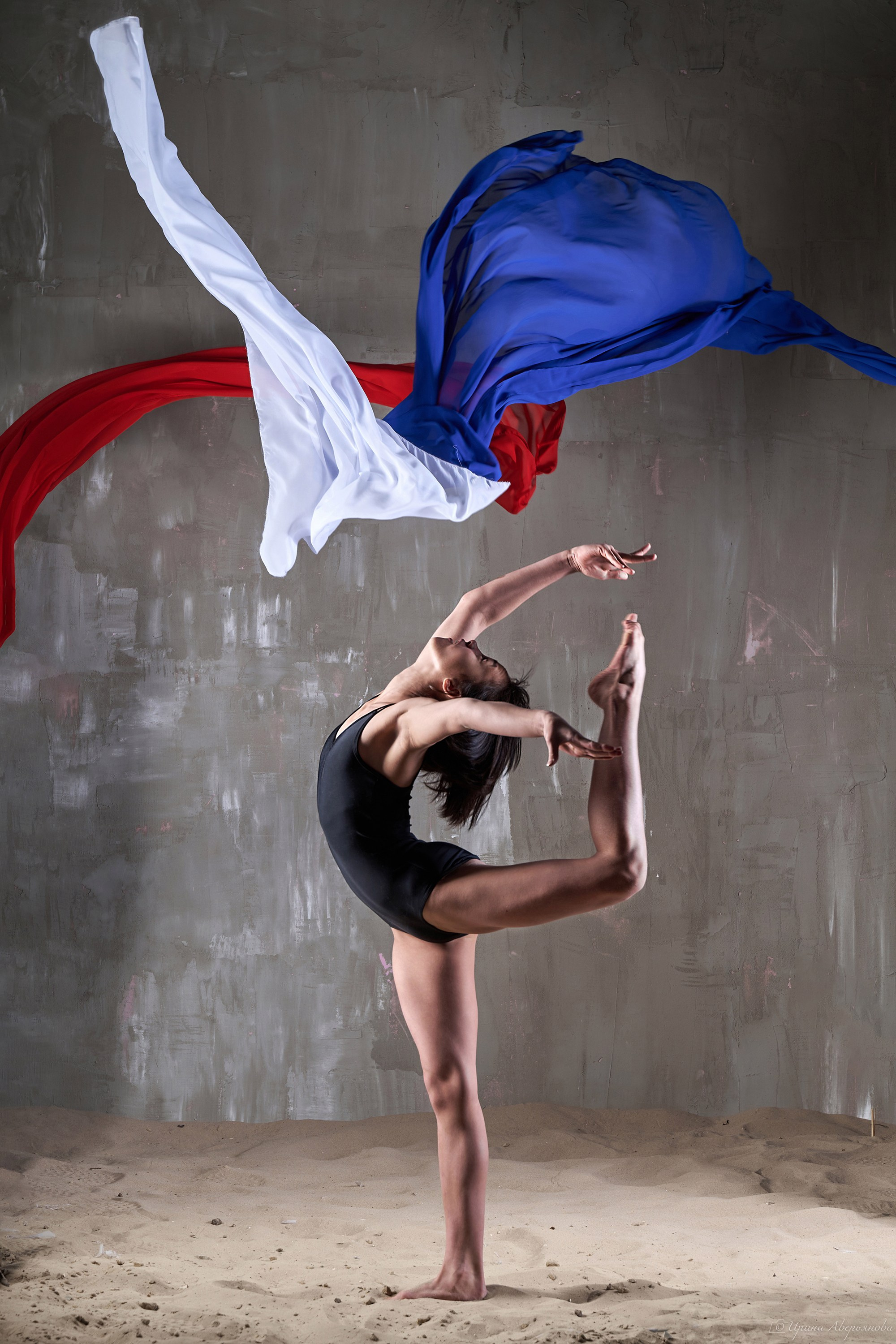Студийная фотосессия гимнастки с тканью. Фотограф в Ульяновске Ирина Аверьянова