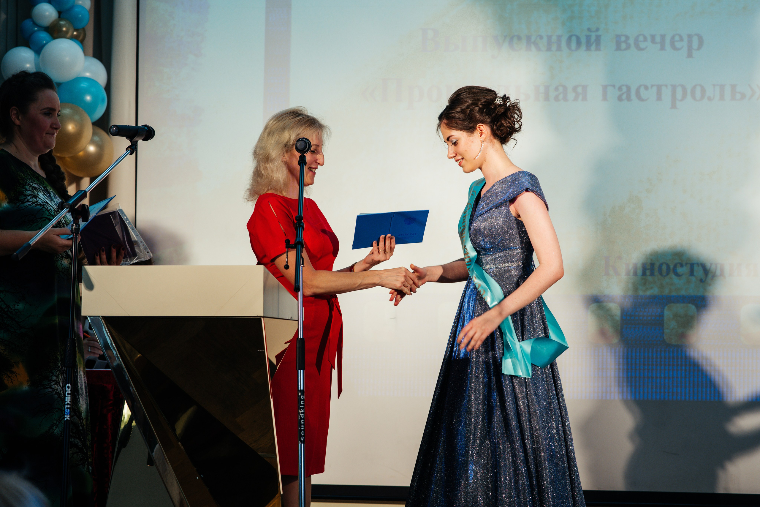 Вручение аттестатов. Выпускные альбомы в Подольске Москве и МО