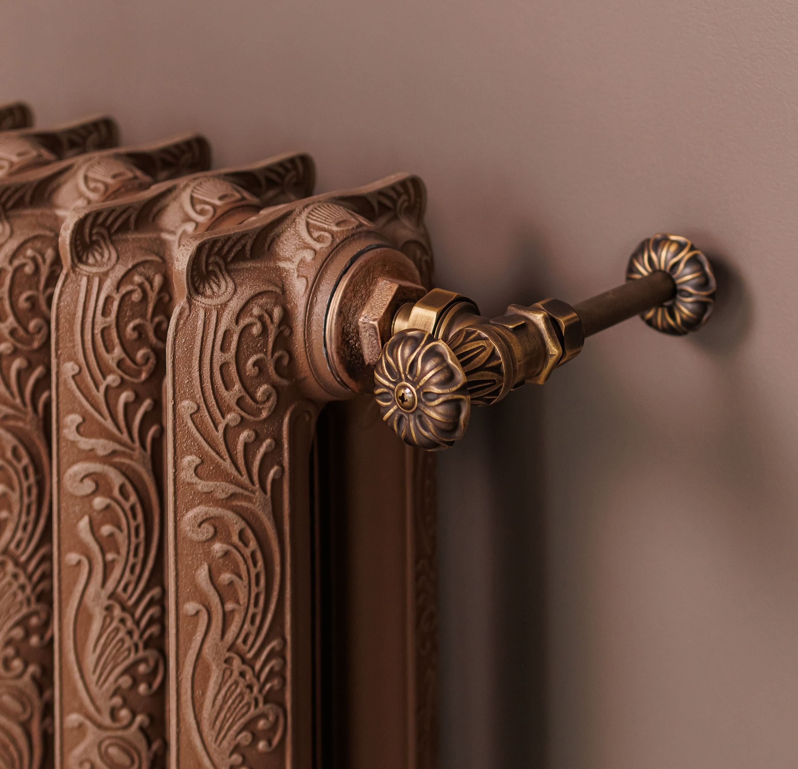 Предметные фотографии дизайнерских радиаторов отопления в стиле ретро