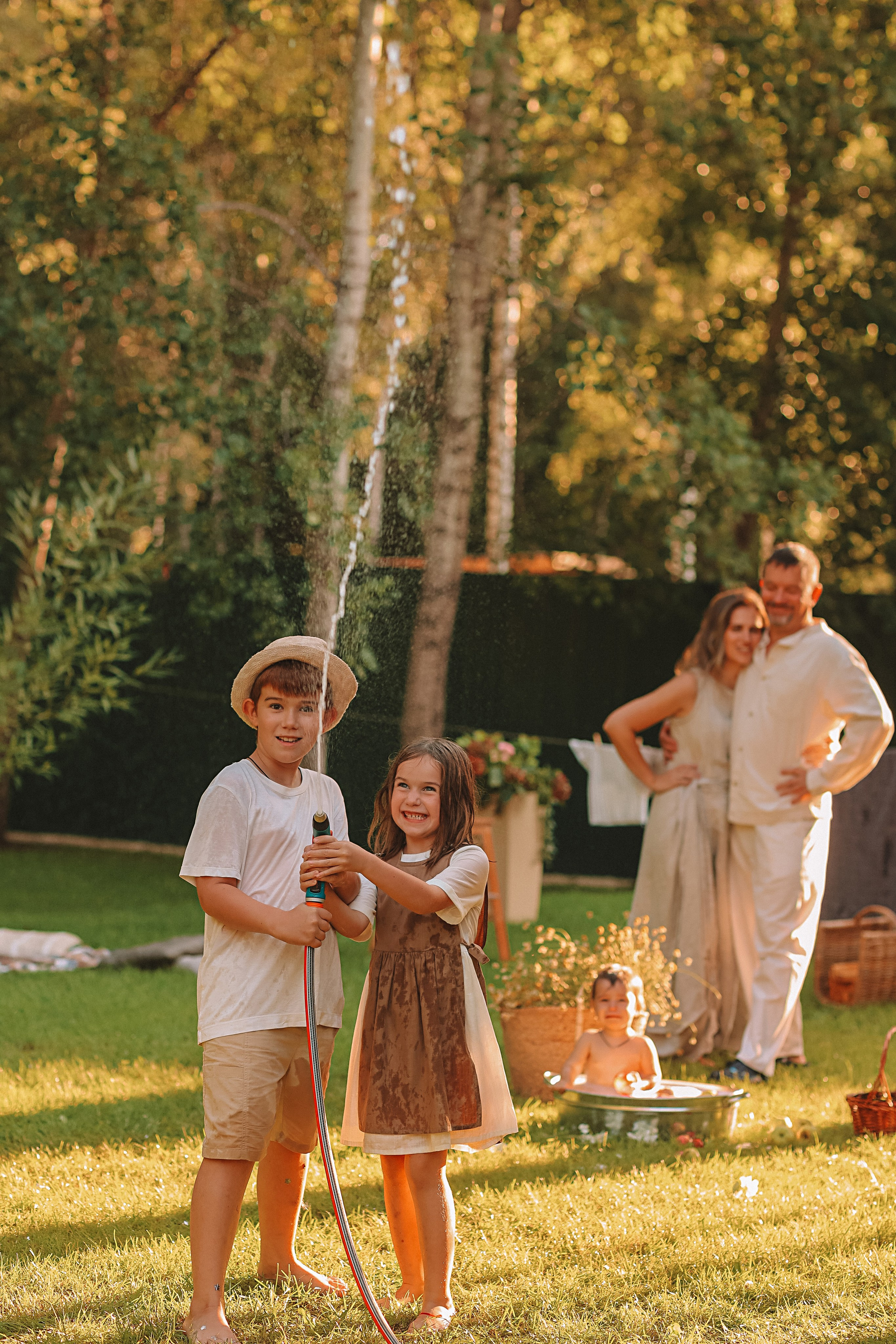 Стирка у дома. Семейный фотограф Тюмень, фотограф на роды Салмина Мария