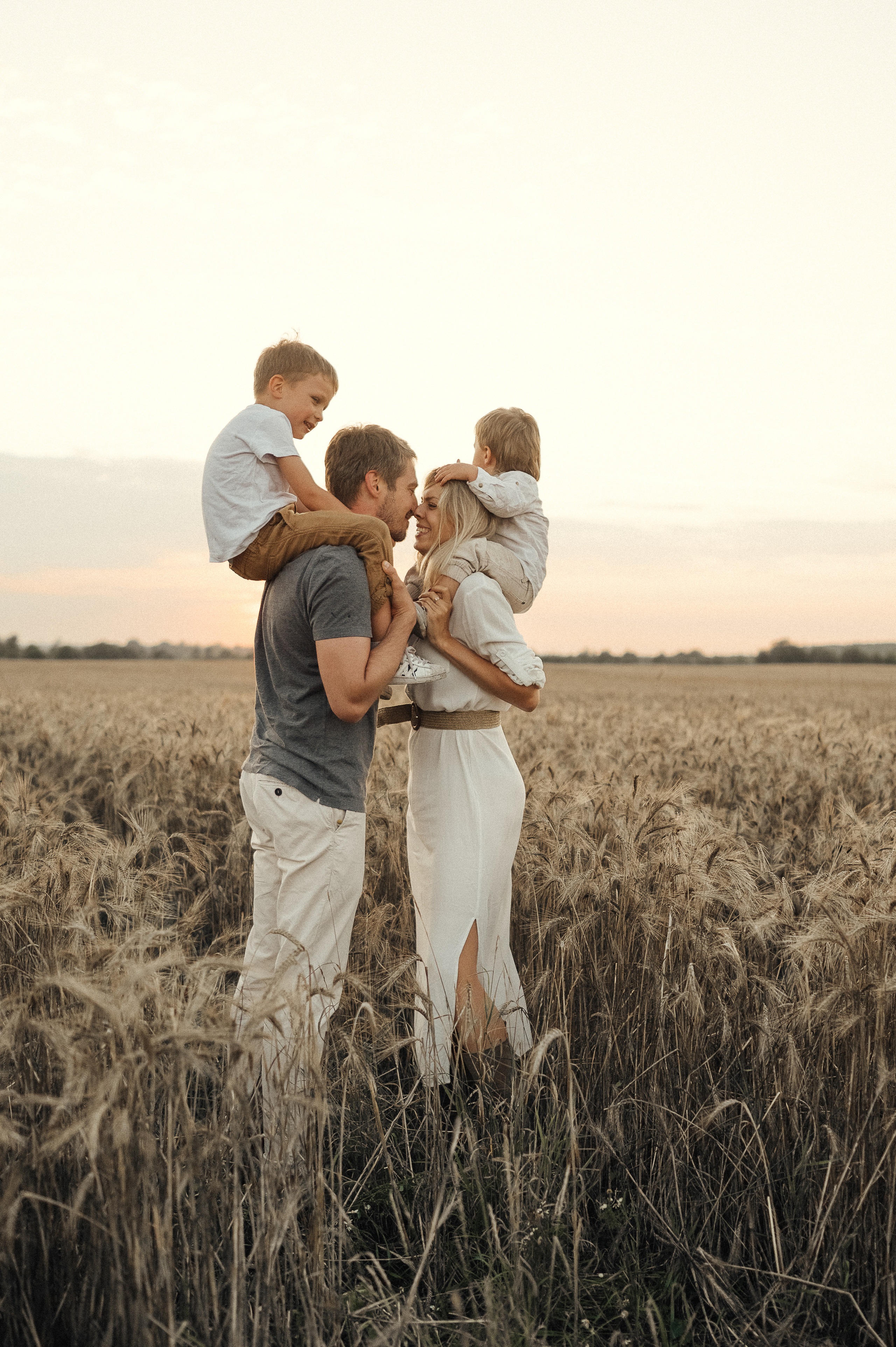 Семейная фотосессия в поле, пшеница. Фотограф и видеограф в Санкт-Петербурге Полина Янушко. Съёмка родов