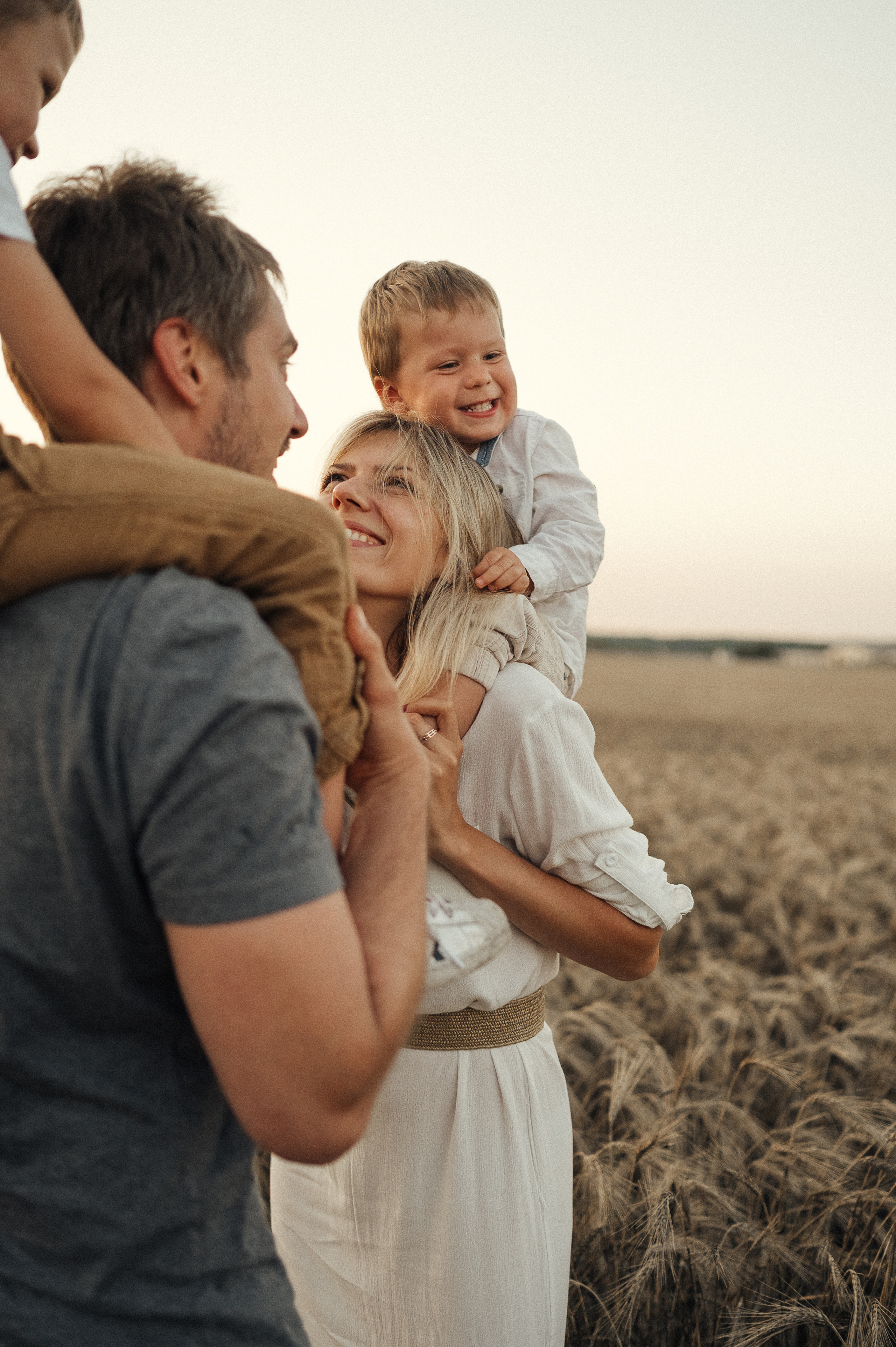 Семейная фотосессия в поле, пшеница. Фотограф и видеограф в Санкт-Петербурге Полина Янушко. Съёмка родов