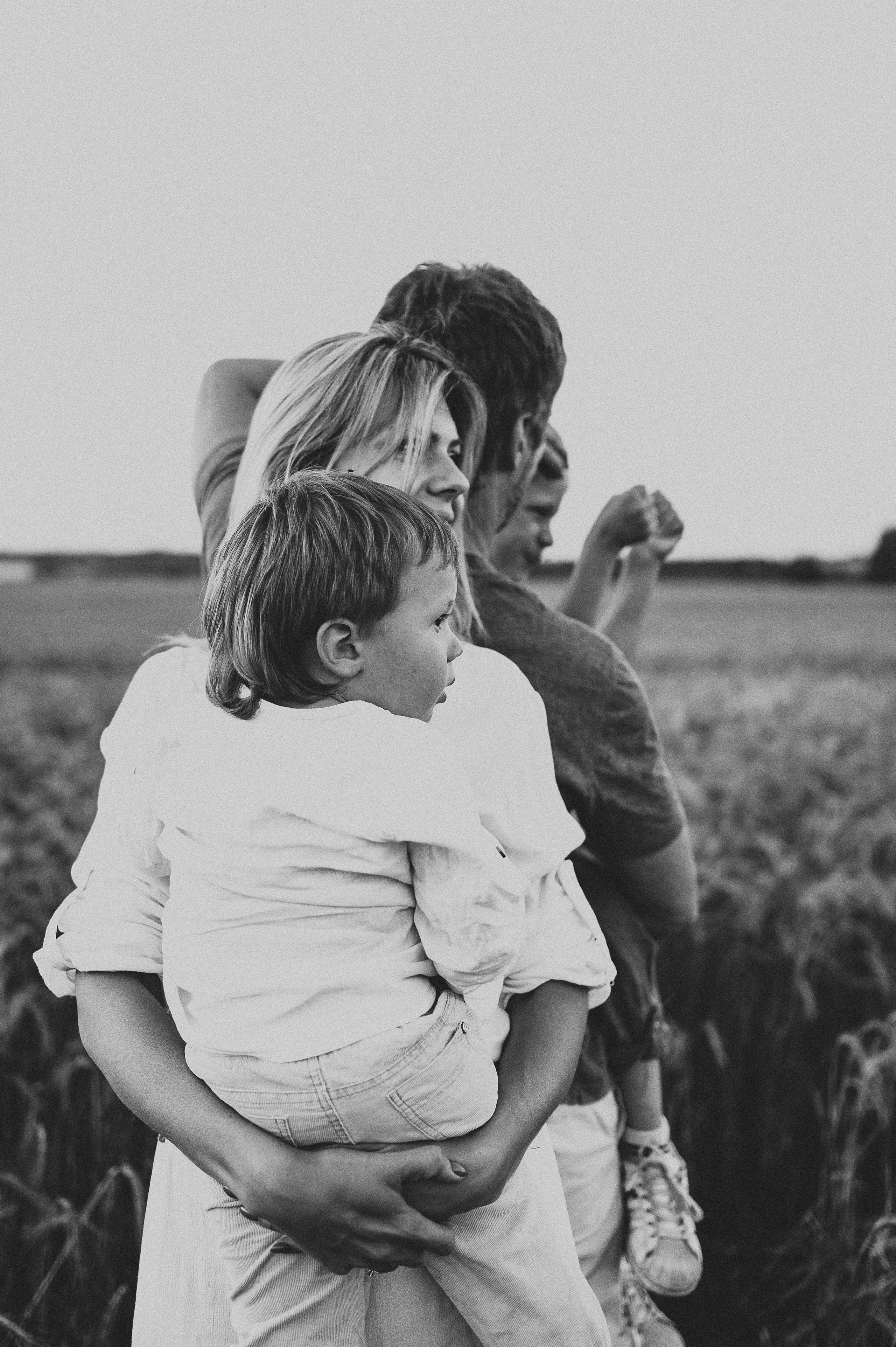 Семейная фотосессия в поле, пшеница. Фотограф и видеограф в Санкт-Петербурге Полина Янушко. Съёмка родов