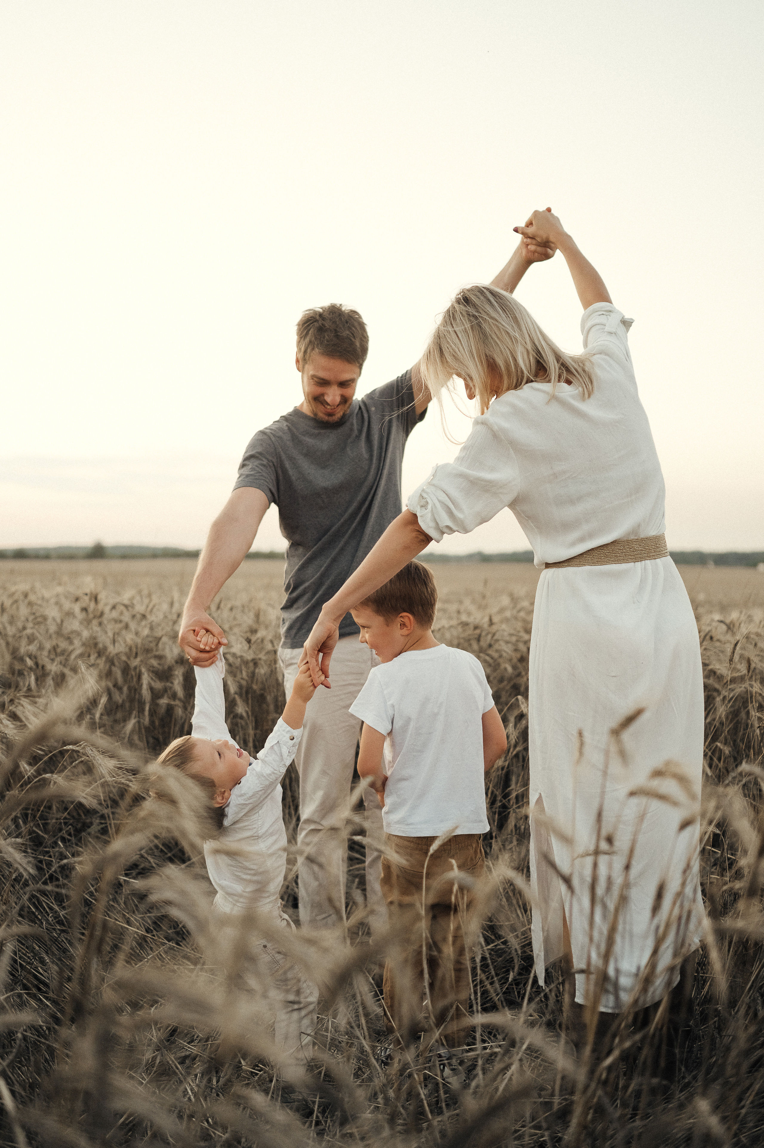 Семейная фотосессия в поле, пшеница. Фотограф и видеограф в Санкт-Петербурге Полина Янушко. Съёмка родов